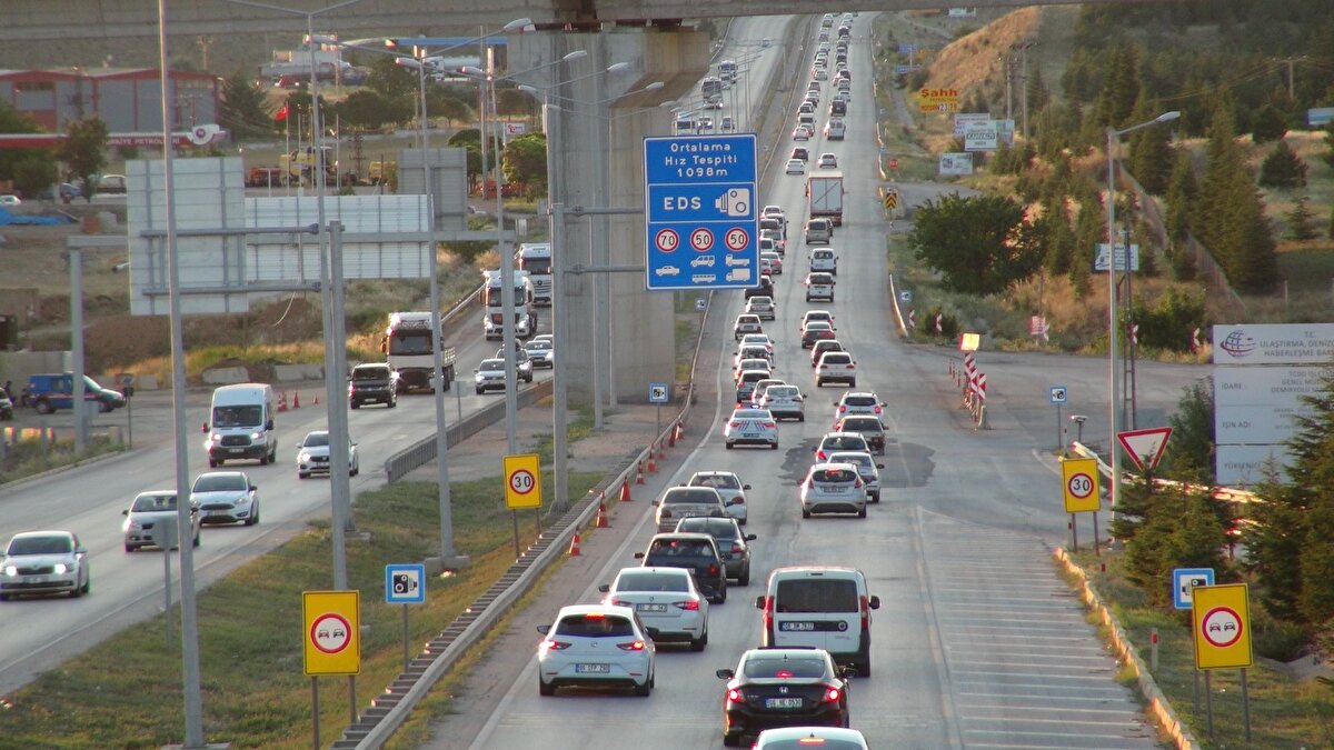 Kara yolları ekipleri tatil öncesi trafiğin aksamaması için Kırıkkale-Ankara kara yolundaki bazı kavşakları geçici olarak kapatmıştı.<br><br>