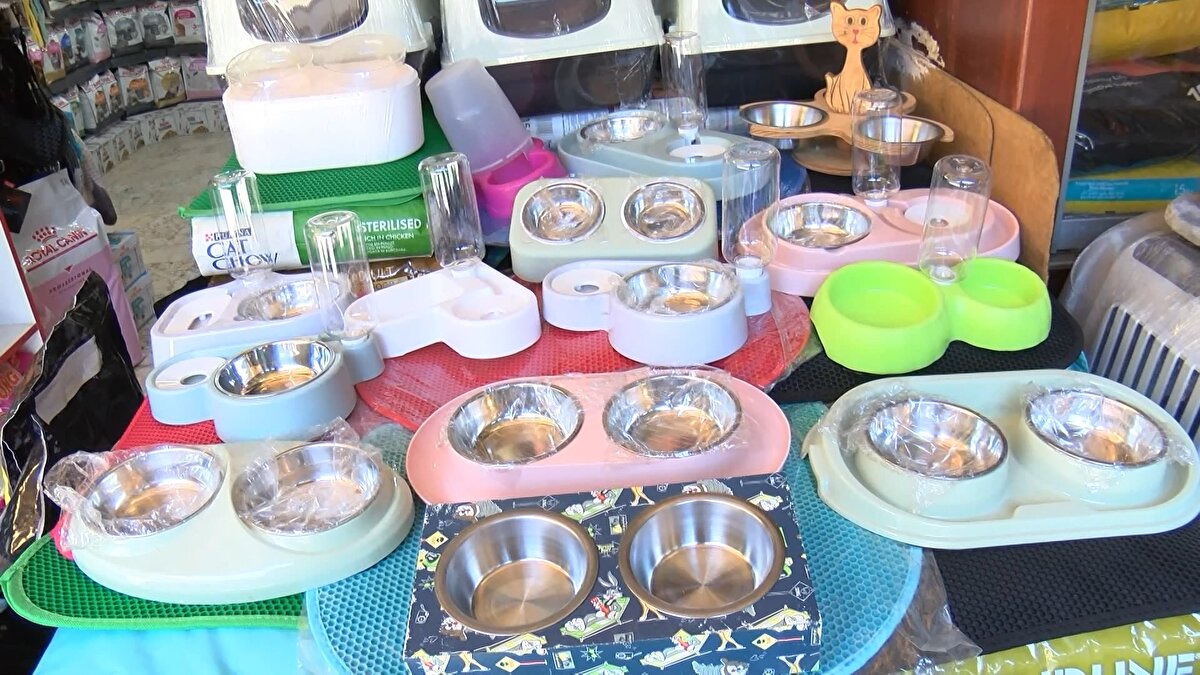 Resmi Gazete'de 14 Temmuz 2021 tarihinde yayımlanarak yürürlüğe giren kanun ile bugün itibariyle petshoplarda kedi ve köpeklerin vitrine konularak satışı yasaklandı. Petshop işletmesi sahipleri satışı yapılacak hayvana ait bilgi ve fotoğrafların internete yüklenerek satışını gerçekleştirebilecek. Hayvanlar ise petshop sahipleri tarafından belirlenecek çiftliklerde tutulacak. Denetimler ise Tarım ve Orman İl Müdürlükleri tarafından yapılacak. Vitrinden kedi ve köpek satışı yapanlara 2 bin 43 TL para cezası uygulanacak. Kanunun bugün yürürlüğe girmesiyle birlikte petshop vitrinlerindeki kedi ve köpeklerın kaldırıldığı gözlendi. Petshop mağazalarından sadece birinde vitrinde tutulan kedinin de daha önce satıldığı, sahibi gelinceye kadar bekletildiği öğrenildi.