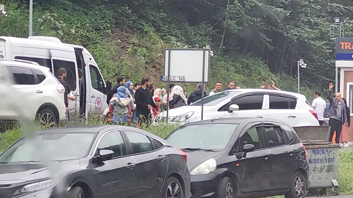 Buradaki işlemlerini tamamlayanlar, bu kez de manastıra girebilmek için merdivenlerde sıraya giriyor. Ziyaretin ardından patika yoldan araç yoluna inenler, otoparka ulaşmak için dönüş sırasına giriyor. Tekrar minibüslere binenler otoparka taşınıyor. Ziyaretçiler, yoğunluk nedeniyle gişe ve minibüslerin yetersiz kaldığını belirterek, tepki gösterdi.<br>