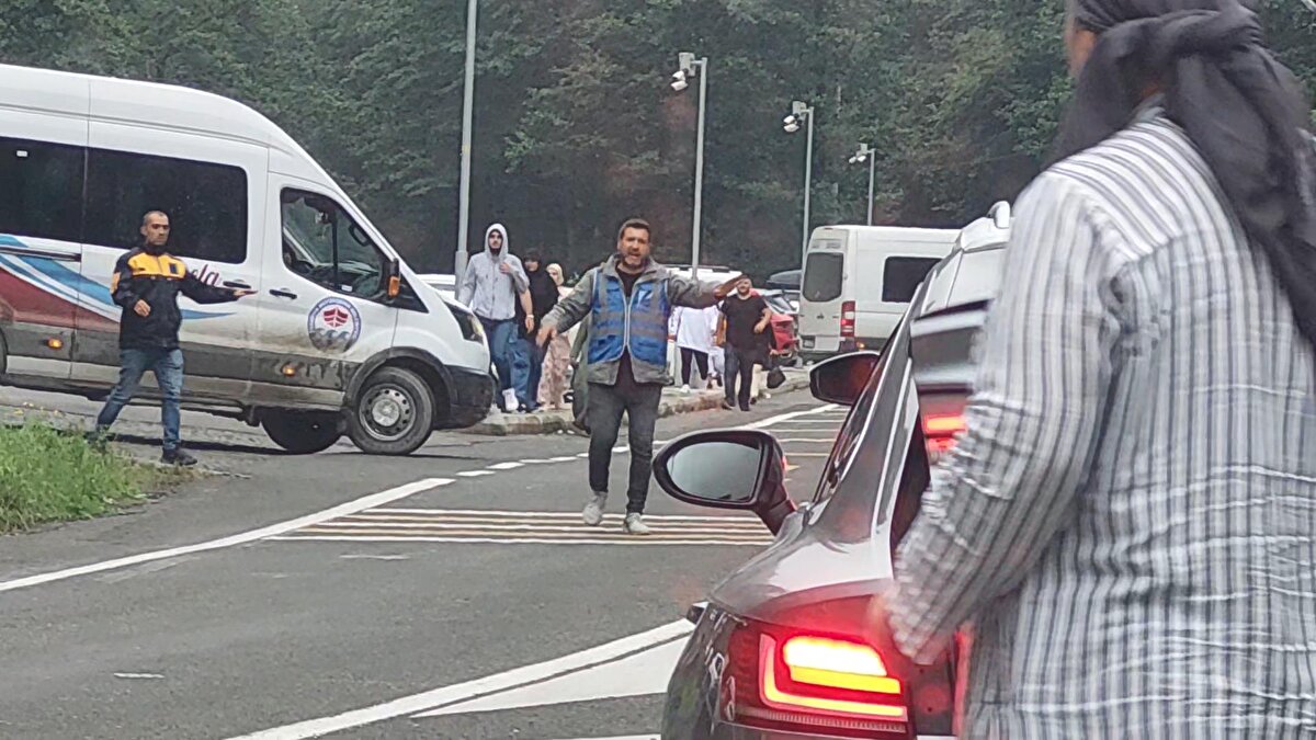 'KAOS VAR, ÖNLEM ALINMAMIŞ' <br>Kalabalık nedeniyle çok sıra beklediğini söyleyen Bülent Türkan, "Hem aşağıda hem yukarıda çok sıra bekledik. Çok yoğunluk var ama her şeye rağmen manastırı görmek güzeldi" dedi.