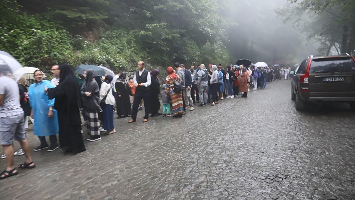 Türkiye'nin önemli tarihi ve inanç mekanlarından, yerli ve yabancı binlerce turistin geldiği, UNESCO Dünya Miras Geçici Listesi'nde yer alan, Trabzon'un Maçka ilçesi Karadağ eteklerindeki Sümela Manastırı, 6 yıl süren restorasyonun ardından 1 Mayıs'ta ziyarete açıldı. Manastıra, 9 günlük Kurban Bayramı tatili dolayısıyla yerli ve yabancı turistler akın etti.<br>