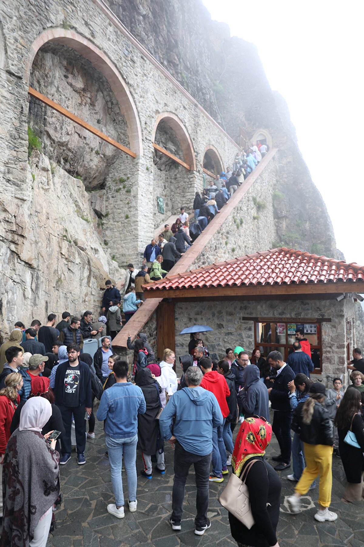 Sevim Güllü de "Manastır için çok sırada bekledik. Ziyaret çok pahalıya mal oldu. Otopark, minibüs, giriş ücreti çok pahalı. Uzun süredir de sırada bekledik" dedi.<br>