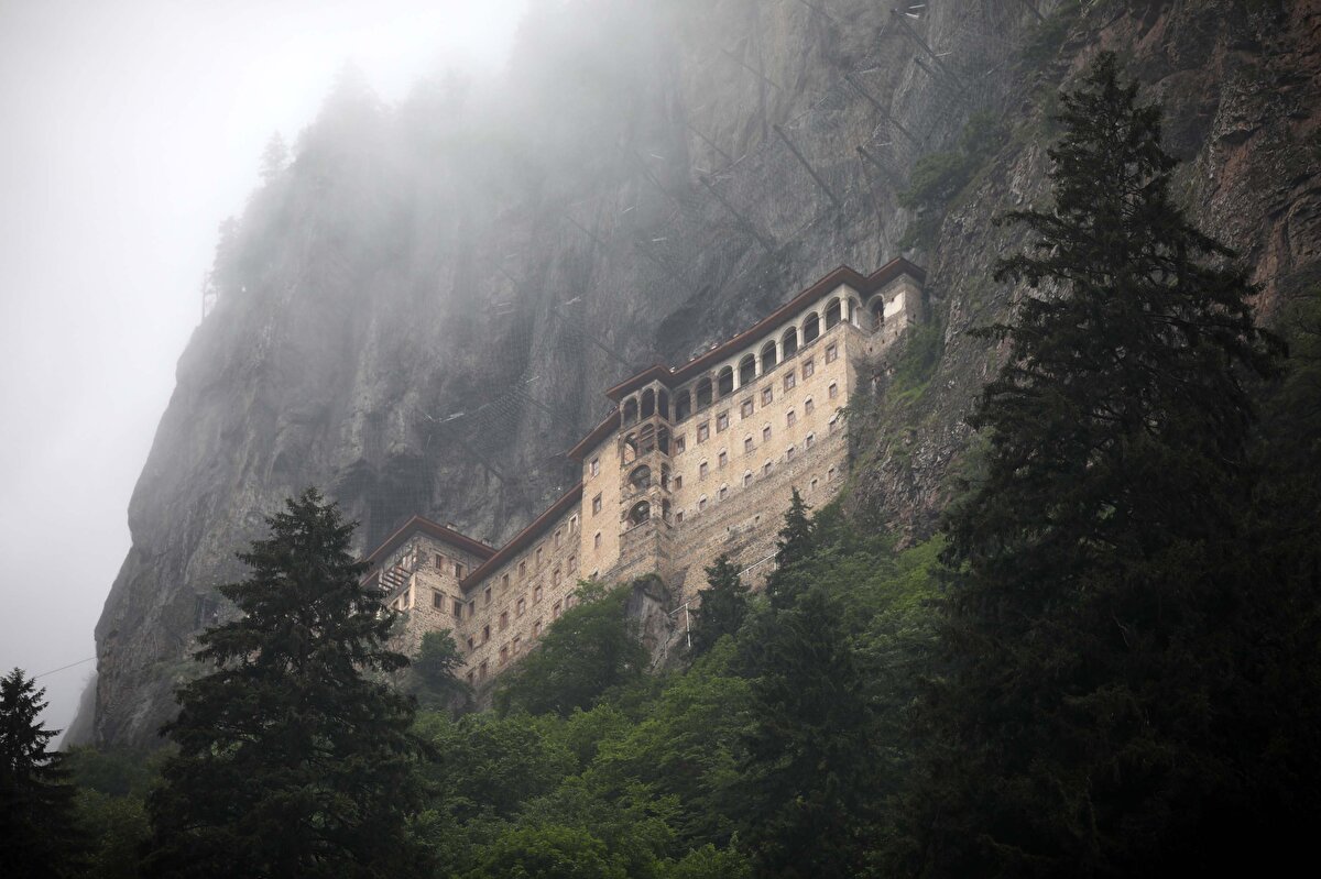 TEK GİŞEDE UZUN KUYRUK <br>Burada müze kartı olanlar, kısa süre bekleyerek manastırı ziyaret edebiliyor ancak kartı olmayanlar ise almak ya da kişi başı 125 TL olan giriş ücretini ödemek için tek gişe önünde uzun kuyruklar oluşturuyor.