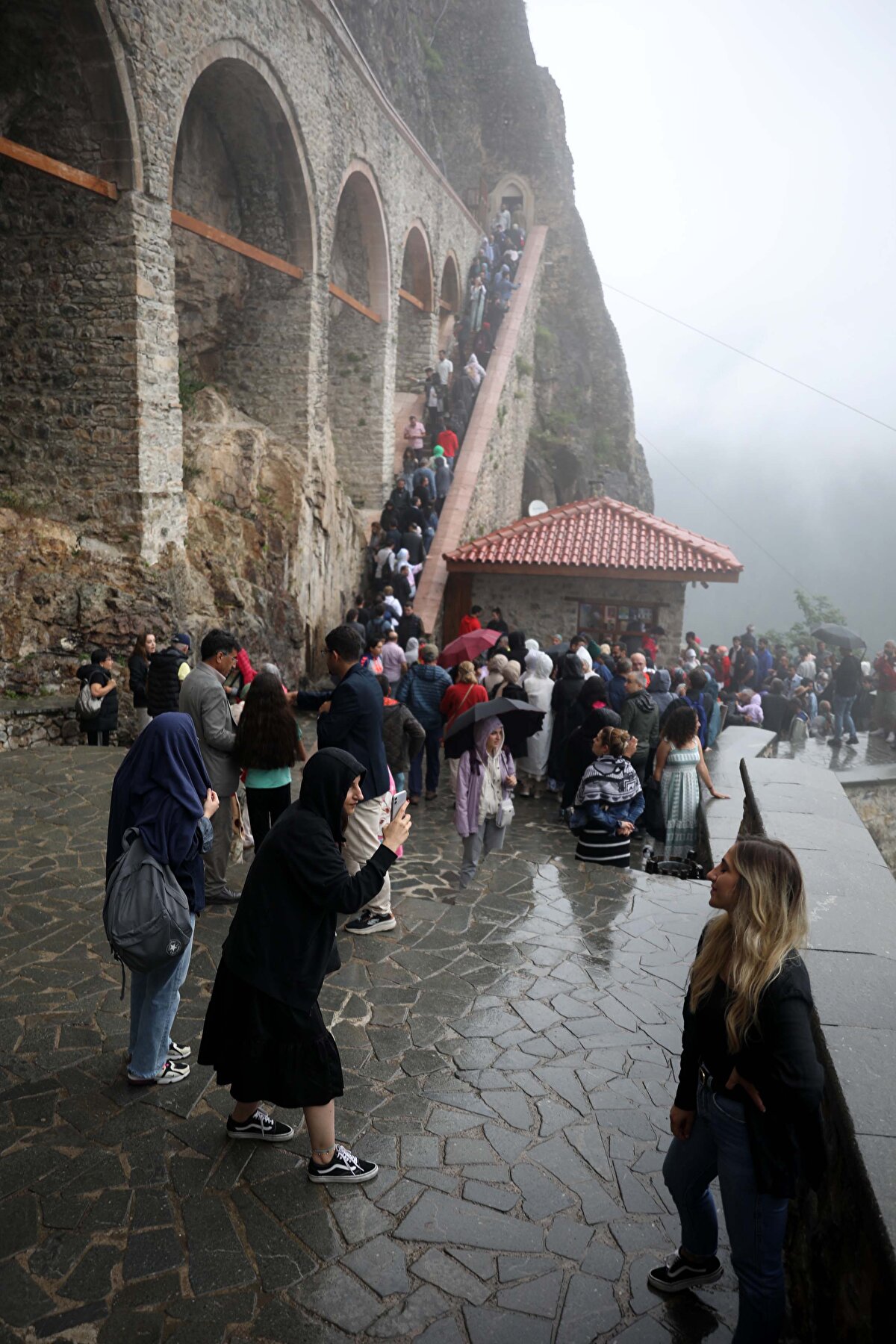 Leyla Eskiocak "Manastır ziyaretimiz sırada beklemekle geçti" derken, Çağla Eskiocak da "Bizim için yorucu oldu ama değdi. Manastırı görmek çok güzeldi" diye konuştu. <br>