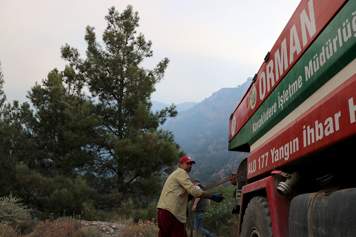 Tarım ve Orman Bakanlığından yapılan açıklamaya göre, yangında 10 uçak, 17 helikopter, 179 arazöz, 29 iş makinesi, 21 ilk müdahale aracı, 1466 personel ve 130 gönüllü görev alıyor.<br><br>Belediyelerin itfaiye ekipleri ile askerler de söndürme çalışmalarına destek veriyor.<br><br>