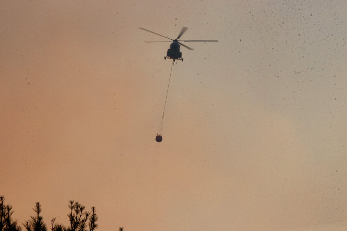 Datça'daki orman yangınında havanın kararmasıyla birlikte karadan müdahale yoğunlaştı. Bölgeye takviye kara ekipleri sevk edildi.<br><br>Havanın aydınlanmasıyla birlikte 5 uçak ve 12 helikopterlik hava gücüyle müdahale yeniden başladı.<br><br>