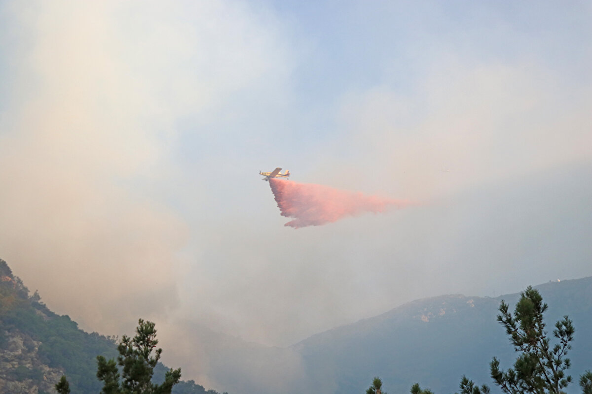 Tarım ve Orman Bakanı Vahit Kirişci'nin ilk defa Datça'da kullanılacağını söylediği gece görüş sistemine sahip iki yangın söndürme helikopteri de çalışmalara katıldı. Helikopterler alevlerin üzerine aralıksız olarak sorti yaparak söndürme çalışmalarını sürdürüyor.<br><br>