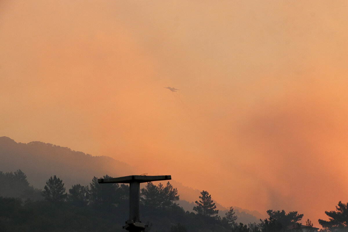 Yangında yaklaşık 500-600 hektarlık bir alanın zarar gördüğünü belirten Kirişci, "Bu 500-600 hektarlık alanın tam olarak tespitini inşallah yangın kontrol altına alındıktan ve gerekli ölçümler yapıldıktan sonra daha net olarak ifade edilebilecek durumda olacağız. Teselli bulduğumuz en önemli husus, gerek insan noktasında gerekse canlı hayvan noktasında herhangi bir zayiatın olmaması" dedi.<br><br>