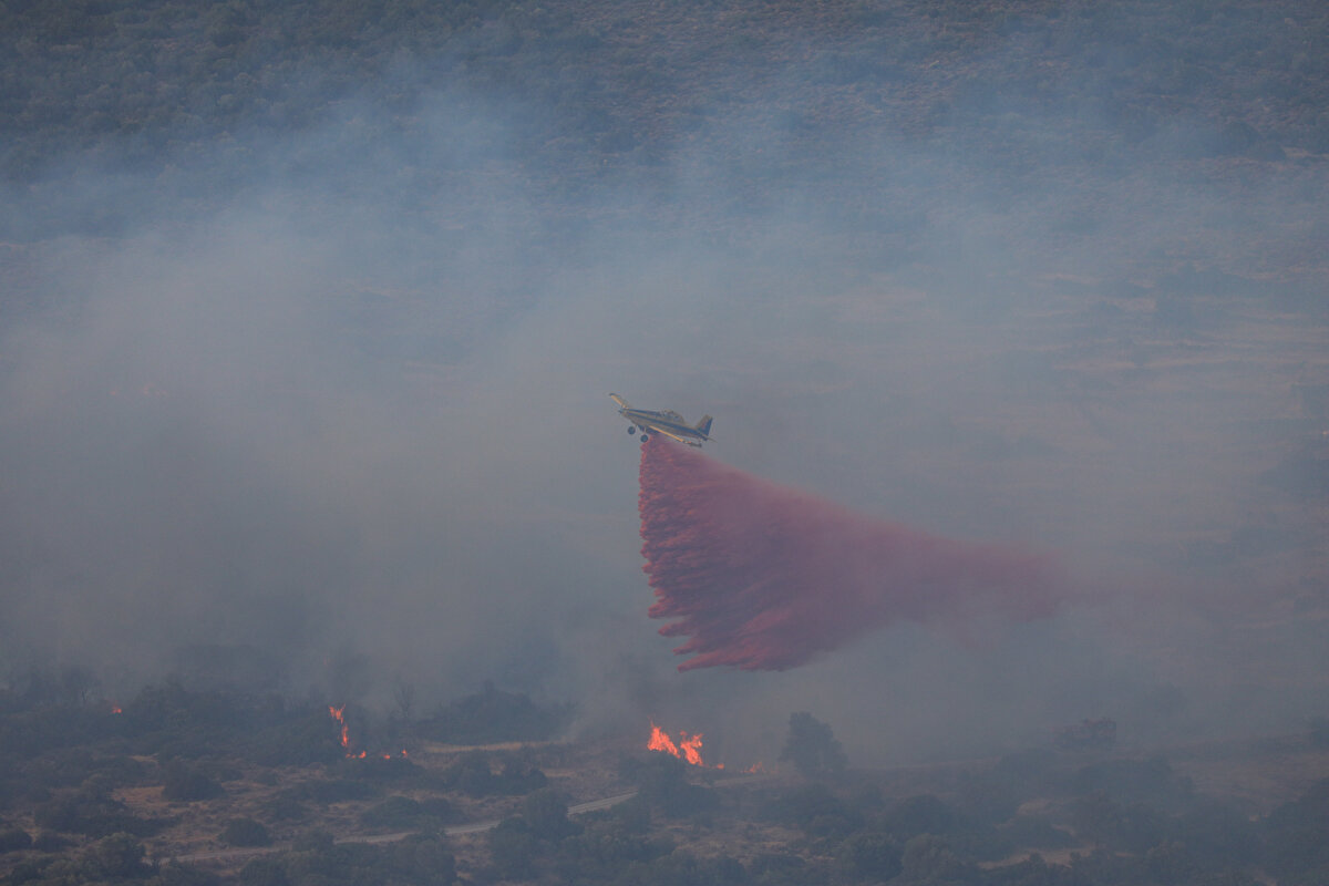 Ekipler, rüzgar türbinlerinin olduğu alanda da etkili olan yangının ormanlık alana sıçramaması için çalışma sürdürüyor.<br>