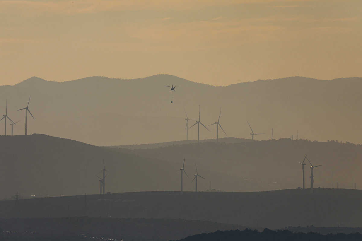 Vali Köşger yaptığı açıklamada şu ifadelere yer verdi:<br><br>''Çeşme ilçesindeki Karaköy mevki ve Ovacık Mahallesi'ndeki yangınlar kısmen kontrol altına alındı.