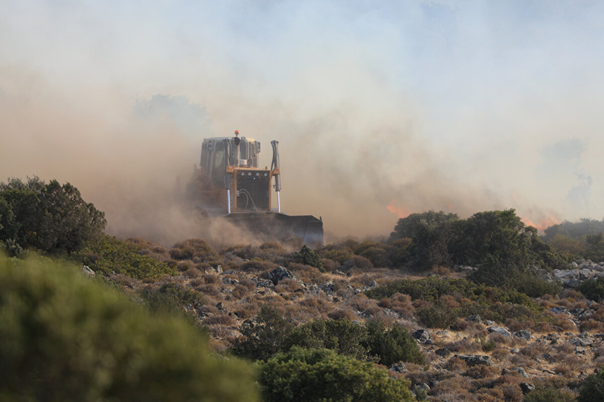 İzmir Valiliği, konuyla ilgili yaptığı yazılı açıklamada, eski İzmir yolu kenarında Taşlıtepe Devlet Ormanı'nda Orman Genel Müdürlüğüne ve şahsa ait yaklaşık 2 hektar makilik arazide meydana gelen yangının can kaybı ve yaralanmaya yol açmadığını bildirdi.<br><br>