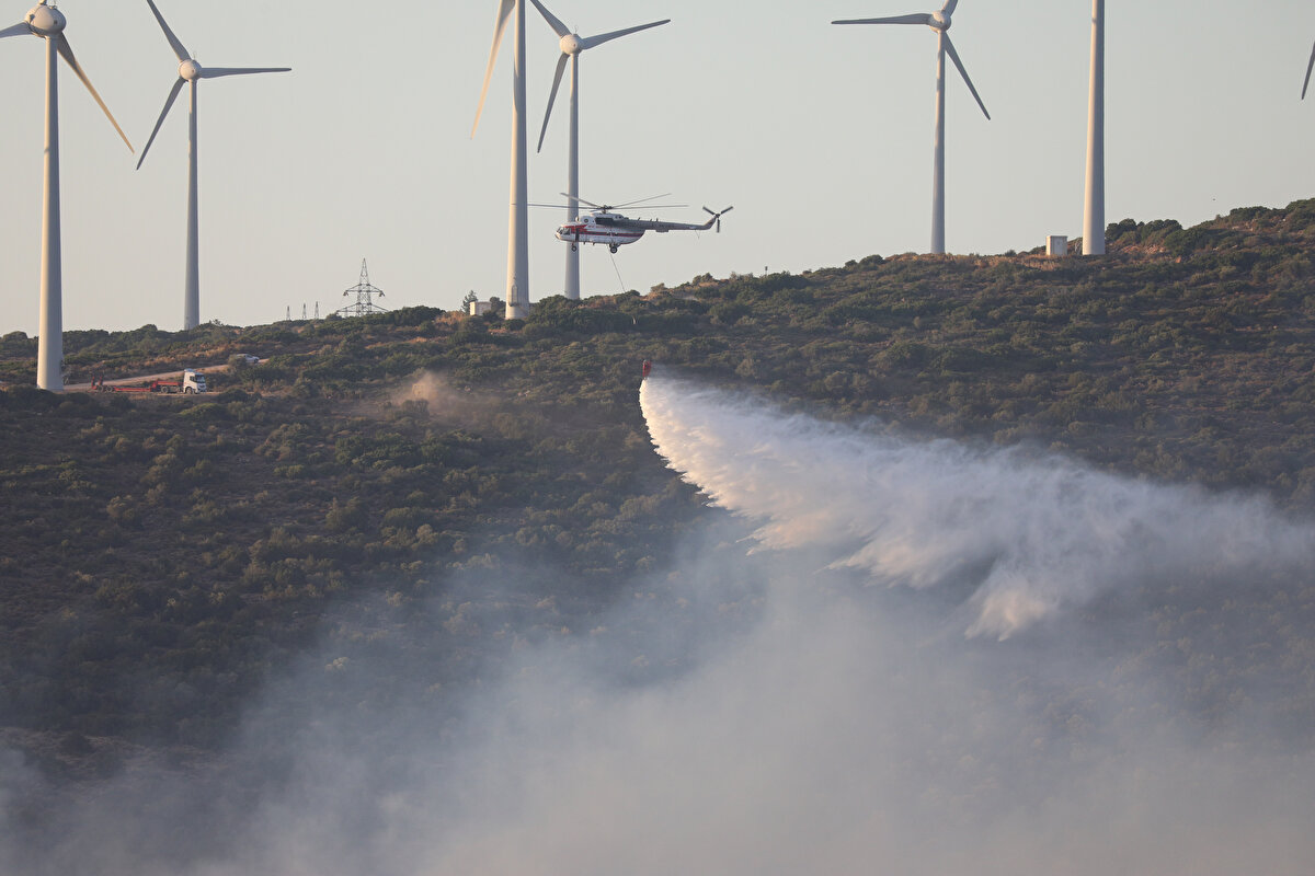 Ekiplerin havadan ve karadan soğutma çalışmaları sürüyor. Ekiplerimiz tam teçhizat ile herhangi bir duruma karşın görevlerini sürdürüyorlar.''<br><br>