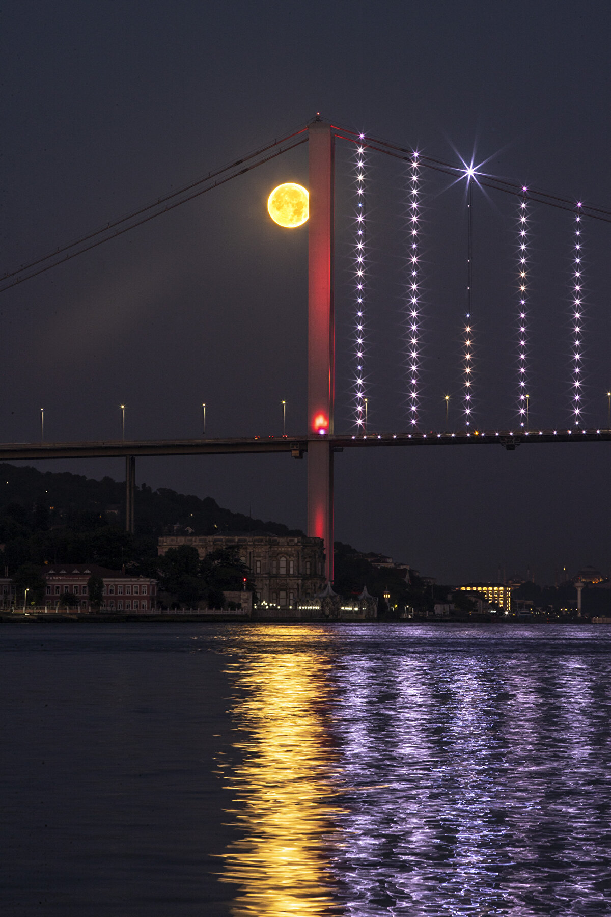 İstanbul'da sabaha karşı batmaya başlayan dolunay, güzel görüntüler oluşturdu.<br>