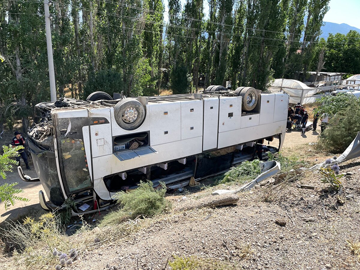 Şarampole devrilen otobüs, takla attı.<br><br>İhbar üzerine bölgeye çok sayıda itfaiye ekibi sevk edildi.