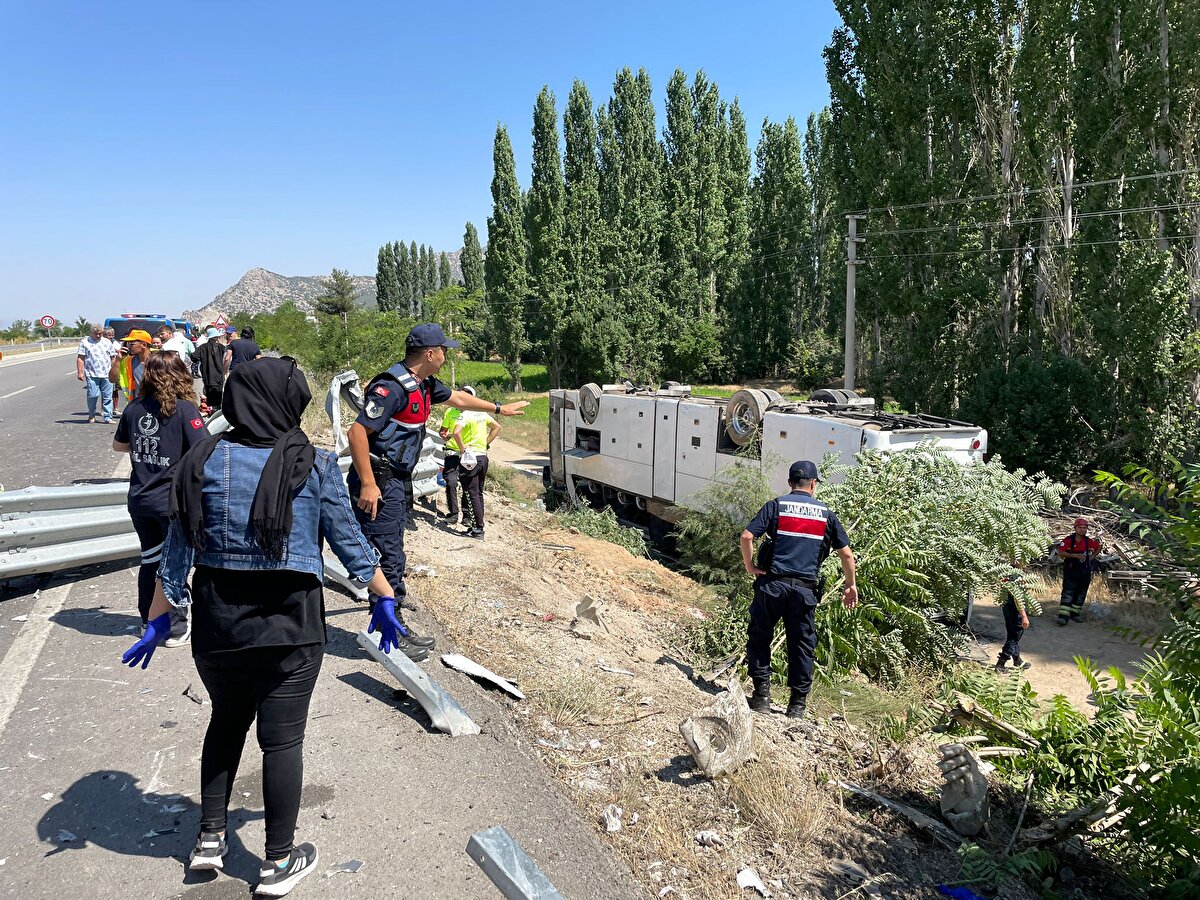 İlk belirlemelere göre kazada yaralanan 15 kişi çevredeki hastanelere kaldırıldı.<br>