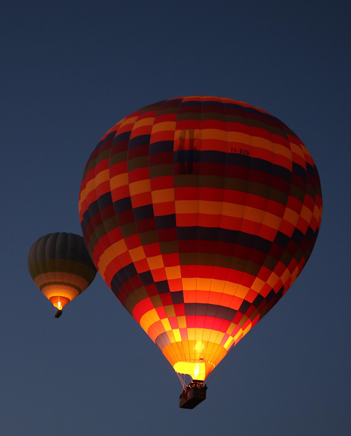 Yerden havalanan balonlar, gökyüzünü kapladı. Sıcak hava balonları Kapadokya semalarında süzüldü. Balon pilotu Alper Çetin, “15 Temmuz Demokrasi ve Milli Birlik Günü'nde şehitlerimiz için kalkış yapıyoruz. Bugün şehitlerimize Allah'tan rahmet, gazilerimize ise tekrar acil şifalar diliyorum. Bugün ayrıca, Ömer Halisdemir'in posteriyle uçacağız. Onu da anmış olacağız" diye konuştu.