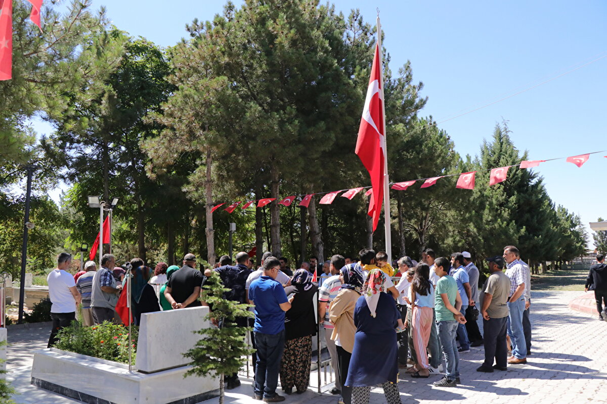 İstanbul'dan gelen İlyas Çiftçi de Ömer Halisdemir'i kabri başında ziyaret etmenin gurur vesilesi olduğunu belirterek, "Keşke böyle bir olay hiç yaşanmasaydı, keşke böyle bir olaya hiçbir şekilde maruz kalmasaydık ama şunu bir kez daha gördük ki her ne şekilde yaşanacaksa yaşansın Ömer Halisdemir bir taneydi öldü, arkasında binlerce var. Ömer Halisdemir'lerin bu vatanda bitmeyeceğine inanıyorum." diye konuştu.<br>