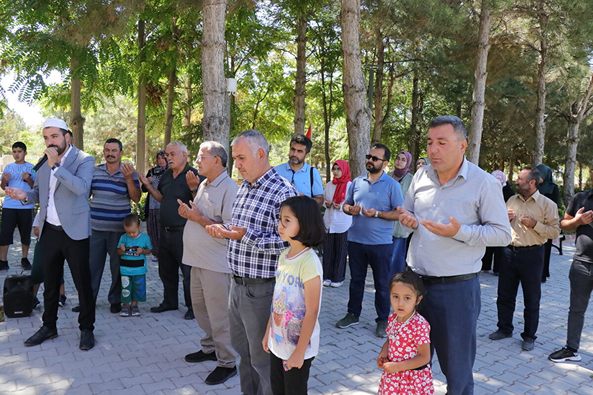 Ziyaretçilerden 12 Ekim 2016'da Şırnak'ın Besta bölgesinde düzenlenen operasyon sırasında teröristlerle çıkan çatışmada şehit olan Jandarma Uzman Onbaşı Sercan Öklük'ün babası Nihat Öklük, AA muhabirine, Ordu'dan geldiklerini ve Ömer Halisdemir'in kabrinde dua okuduklarını söyledi.<br>