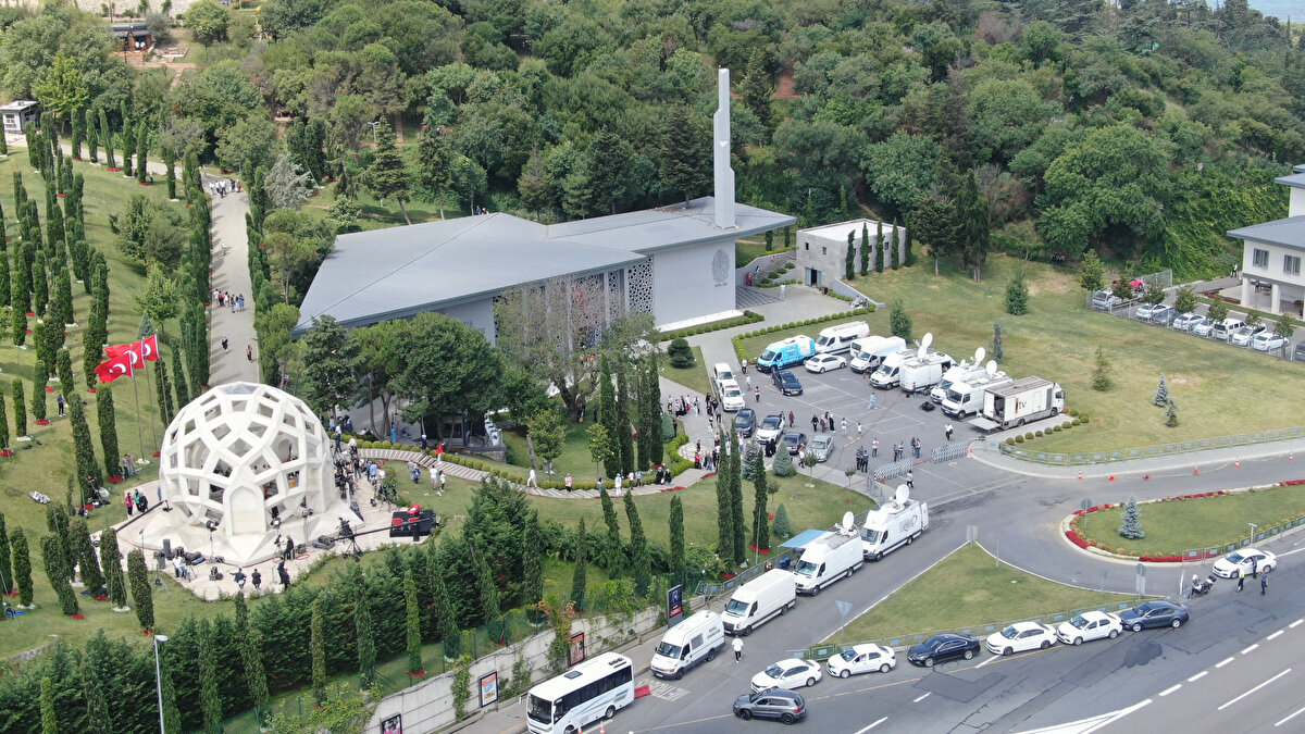 Arkadaşı Yıldız Kahraman ile müzeyi gezen Sakine Sertaç, ilk kez geldiğini dile getirerek, "Fazla duramadım, buz gibi oldum görünce. Çok üzüldüm. Ürperdim. Sanki olay yeniden canlandı gözümde. Ben de oradayım gibi hissettim." dedi.<br><br>Yıldız Kahraman da "Üçüncü kez geliyorum, her geldiğimde tüylerim diken diken oluyor. Allah yardım etsin ailelerine." şeklinde konuştu.