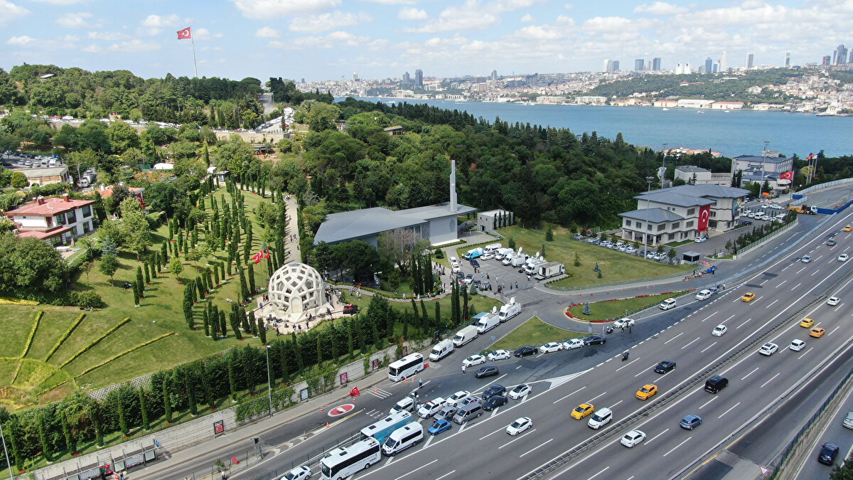 Şehidin oğlu ve gazi de ziyaret etti<br>Mustafa İlhan, ailesiyle Konya'dan geldiğini kaydederek, şehitler adına dikilen ağaçlardan ve anıttaki isimlerden çok etkilendiğini, dua ettiğini söyledi.<br><br>Darbe girişiminde Vatan Caddesi'nde helikopterden açılan ateş sonucu şehit düşen Mehmet Güder'in oğlu İbrahim Güder de anıtı ziyaret edenler arasındaydı.<br><br>
