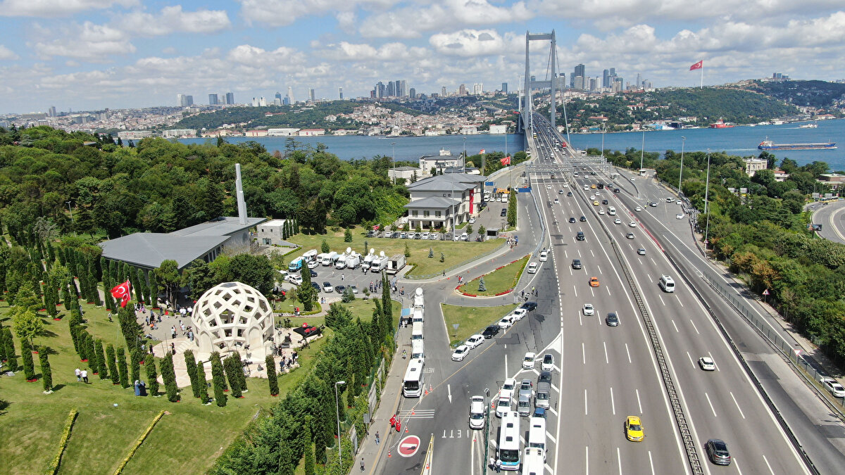 Ünal, ordunun içine sızan FETÖ'cülerin ilk defa köprüde kendini gösterdiğini dile getirerek, şöyle konuştu:<br><br>"Vatan sevgisi kutsal bir görevdir. Bu hainlere pabuç bırakamazdık. Bu topraklarda yaşamanın sürekli bir bedeli var. Hasan Sabbah'lardan tut, en son FETÖ hain darbe girişimine kadar. Burada böyle bir şey olmasını istemezdim. O gece tek geldim. Kalçama mermi isabet etti. Buradan her geçmemde aynı duyguyu yaşıyorum. Bugün yine 6. yıl oldu. O gün burada yaşanan olaylar hayali de olsa gözümün önünde dönüyor."