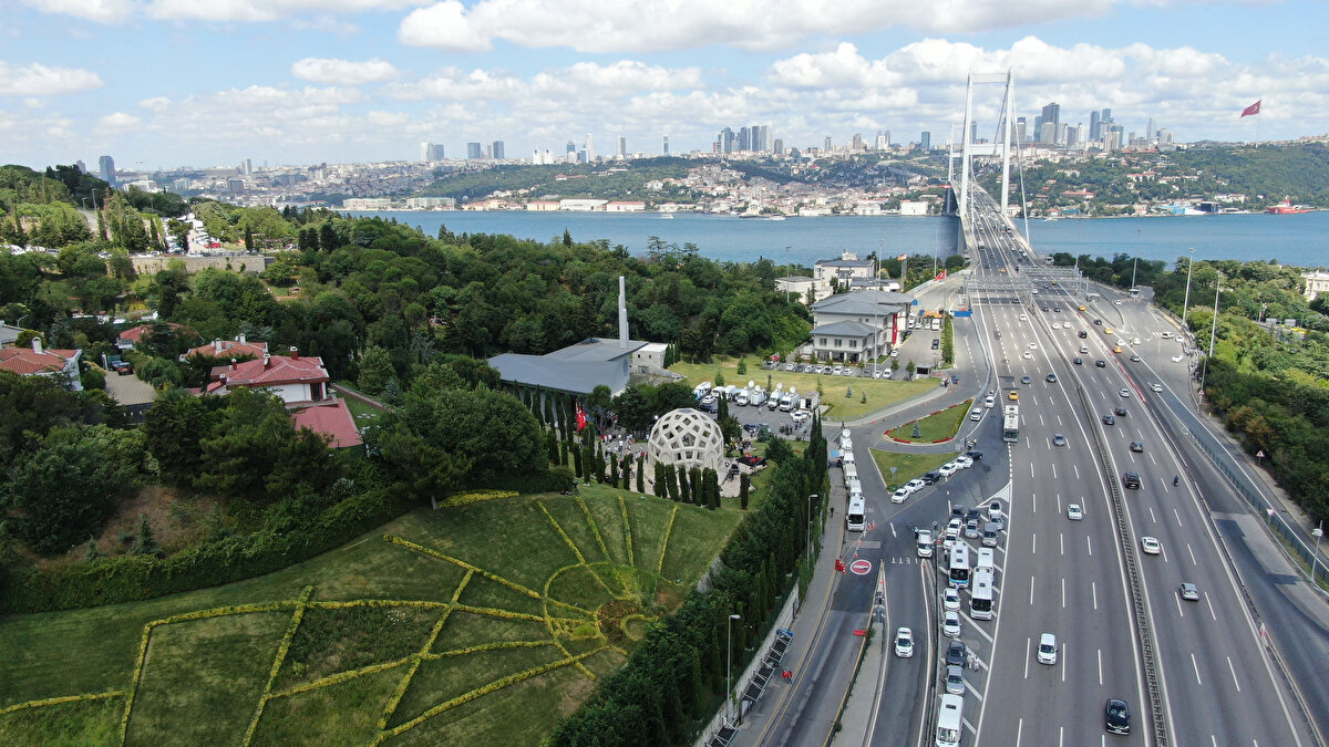 İçinde darbe girişiminin izlerini taşıyan bazı eşyalar da bulunan Hafıza 15 Temmuz Müzesi'ni de ziyaret eden vatandaşlar, hatıra fotoğrafı çekti.<br><br>