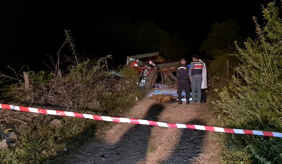 Kuzyaka köyünde Hasan Kalay (75) yönetimindeki 78 EA 446 plakalı odun yüklü traktör, henüz belirlenemeyen bir nedenle devrildi.<br>