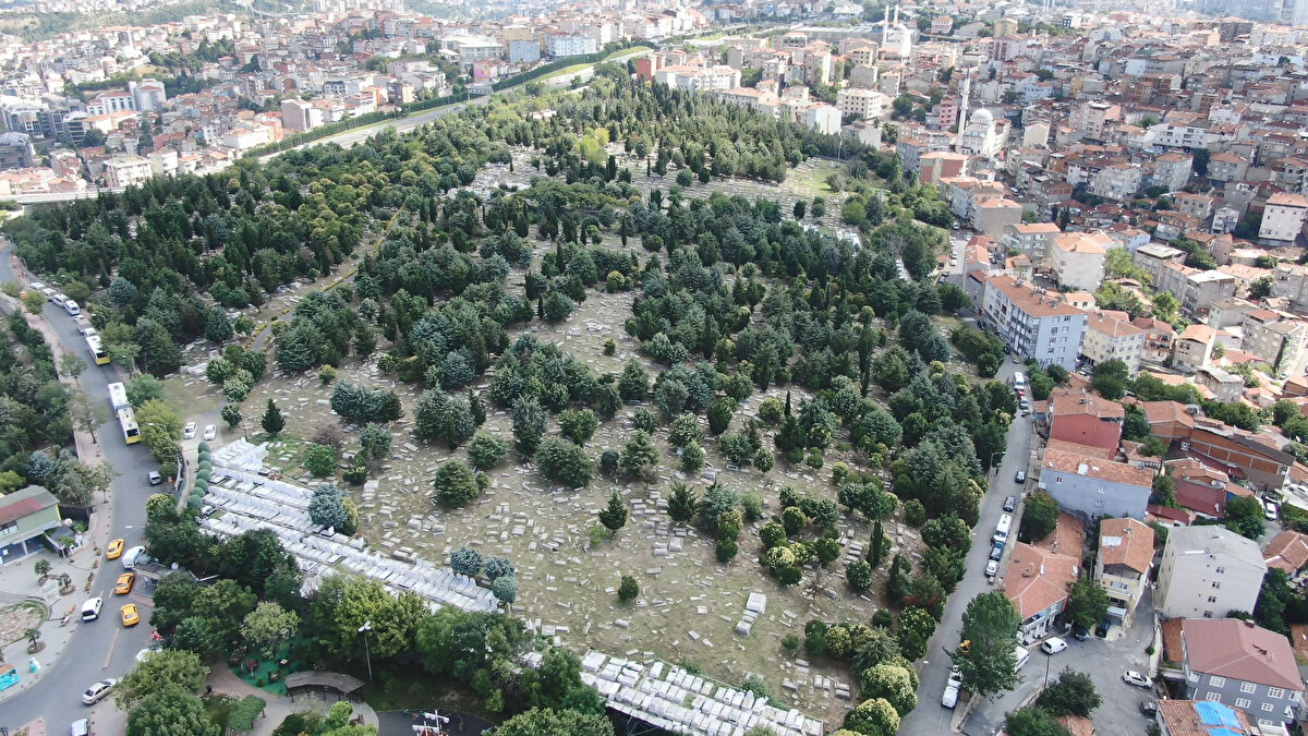 Cumhurbaşkanlığı Sözcüsü İbrahim Kalın da, "Bu menfur saldırıyı şiddetle kınıyoruz.  Faillerin bulunması için ilgili birimler harekete geçti. Kutsal değerlere saldıran ve toplumumuzda fitne ve husumet tohumları ekmeye çalışanlara asla müsade etmeyeceğiz" açıklamasında bulundu. AK Parti Genel Başkan Yardımcısı ve Parti Sözcüsü Ömer Çelik ise "Yahudi vatandaşlarımıza ait Hasköy Mezarlığı'na gece yarısı girilerek,  36 tane mezar taşının tahrip edildiği barbar saldırıyı kınıyoruz. Türkiye'de vatandaşlarımıza ait değerlere saldırılması asla kabul edilemez. Türkiye farklı dinlerden tüm vatandaşlarımızın değerlerinin korunduğu güvenli bir ülkedir. Bu saldırı ve provokasyon geçmişte olduğu gibi yine boşa çıkarılacaktır. Yahudi vatandaşlarımıza geçmiş olsun dileklerimizi iletiyoruz" dedi. 