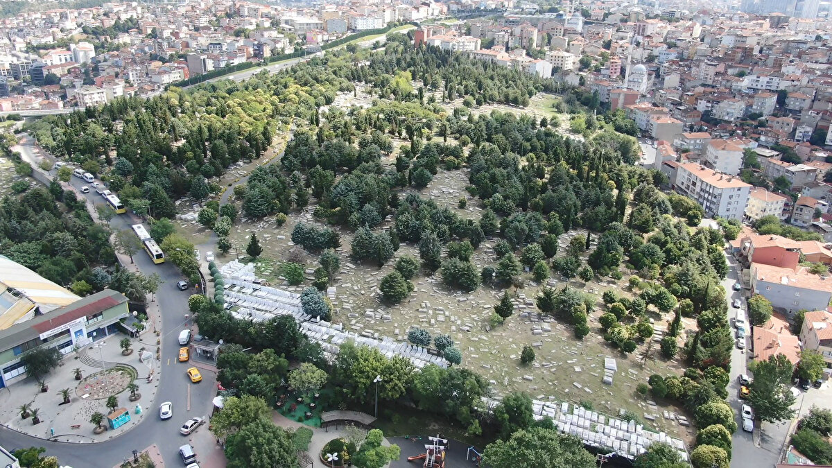 KALIN VE ÇELİK'TEN KINAMA<br>Türkiye Hahambaşılığı Vakfı sosyal medya hesaplarından, "Hasköy Mezarlığımıza gece yarısı girilmiş, 36 tane mezar taşımız tahrip edilmiştir. Konu tüm resim ve gece kayıtları ile ilgili makamlara iletilmiş olup, bu vandalizmi yapanların bir an evvel yakalanmasını beklemekteyiz" açıklamasını yaptı.  