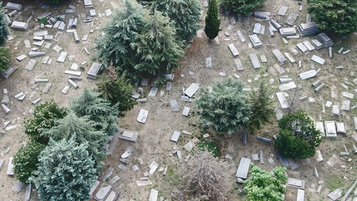 Çıksalın'daki Hasköy Yahudi  Mezarlığı'nın güvenlik görevlisi, sabah saatlerinde devriye görevi yaparken, birçok mezarın tahrip edildiğini fark etti. Görevlinin haber vermesi üzerine gelen polis çok sayıda mezarın zarar gördüğünü tespit etti. 