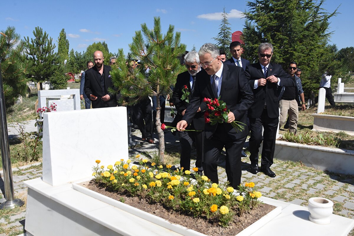 Şehit Dalgıç'ın Çifteler ilçesine bağlı Alikan Mahallesi'ndeki mezarı başındaki anmaya; Eskişehir Valisi Erol Ayyıldız, Eskişehir Muharip Hava Kuvveti ve Garnizon Komutan Vekili Hava Pilot Tuğgeneral Kemal Turan, Eskişehir Büyükşehir Belediye Başkan vekili Mustafa Önder, MHP Eskişehir milletvekili Metin Nurullah Sazak, AK Parti İl Başkanı Zihni Çalışkan, Eskişehir Jandarma Komutanı Albay Ercan Atasoy, Eskişehir Emniyet Müdürü Yaman Ağırlar, şehidin annesi Asiye Dalgıç katıldı. 