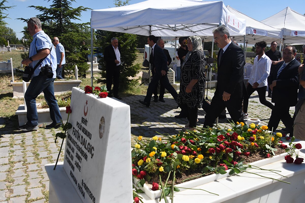 Eskişehir'in Çiftiler ilçesine bağlı kırsal Alikan Mahallesi'nde oturan İsmet ve Asiye Dalgıç çiftinin 5 çocuğundan biri olan Fatih Dalgıç, polis olduktan sonra İstanbul'da 5 yıl görev yaptı. 