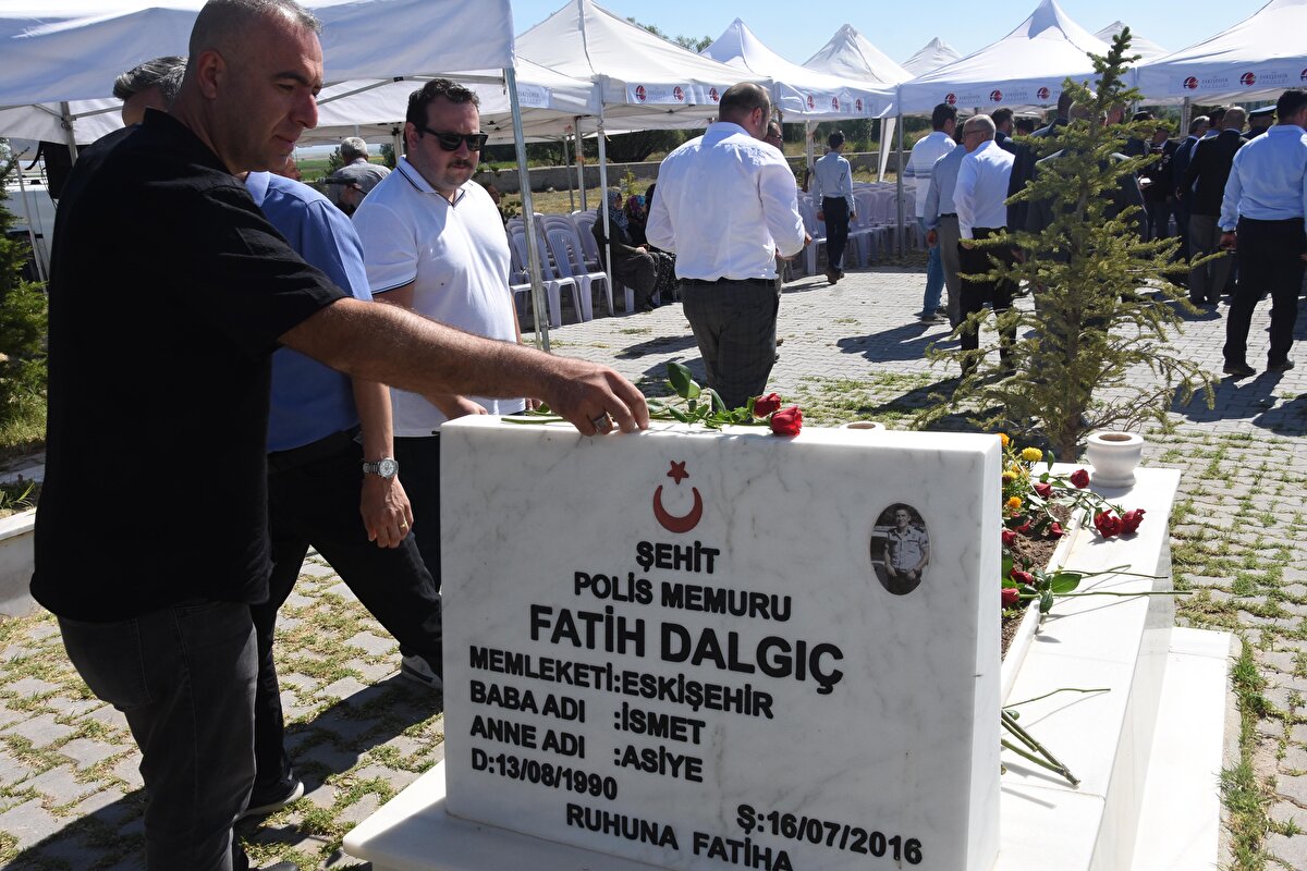 Saygı duruşu ile askerin saygı atışının ardından İl Müftü vekili Dilaver Şahin dualar okudu. Vali Ayyıldız ve beraberindekiler, şehit annesi Asiye Dalgıç'ı evini de ziyaret etti. 