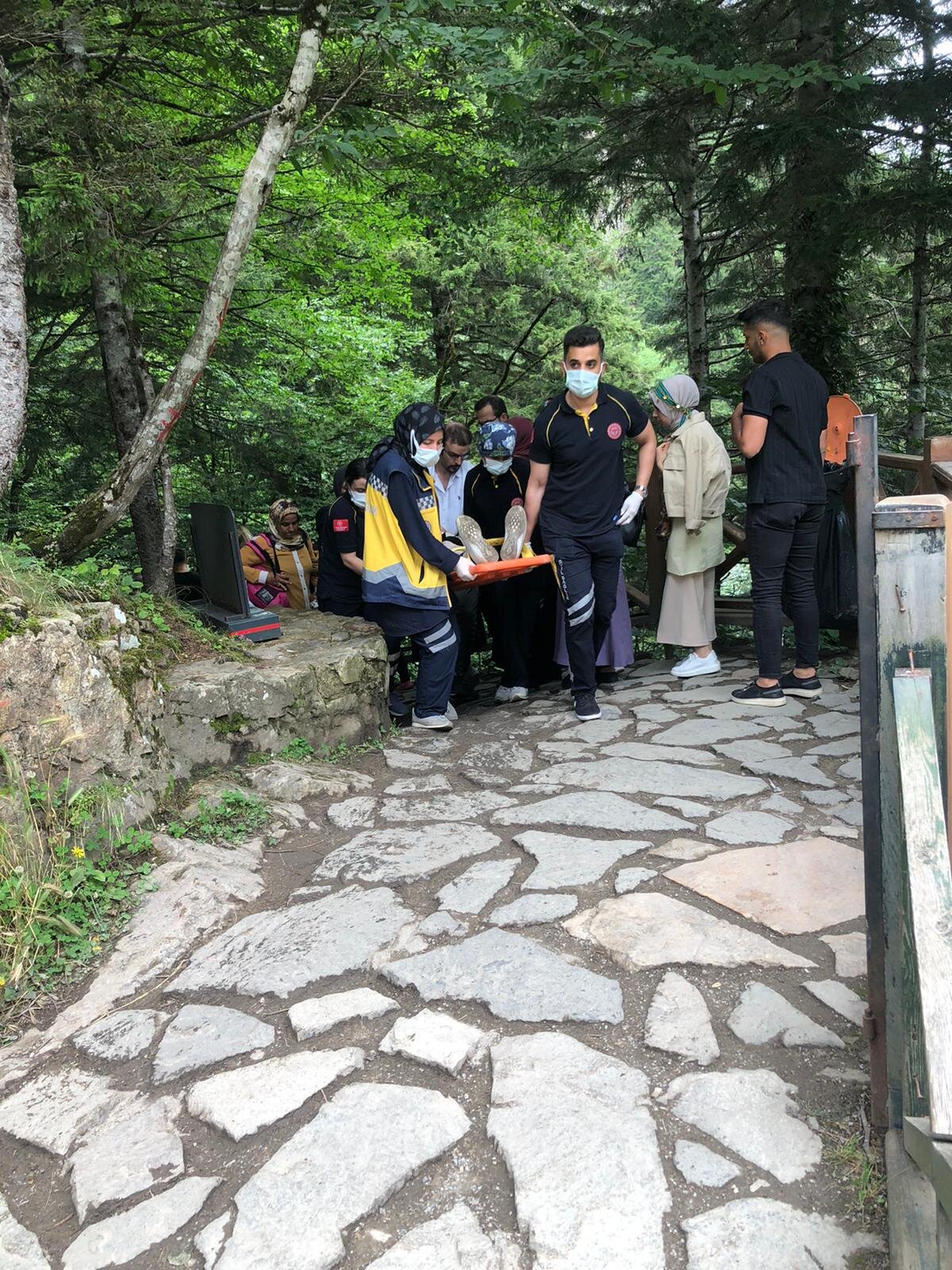 Türkiye'nin önemli tarihi, turistik ve inanç mekanlarından, yerli ve yabancı binlerce turistin ziyaret ettiği, UNESCO Dünya Miras Geçici Listesi'nde yer alan manastırı ziyaret için Diyarbakır'dan gelen Emine Doster ve Ayşe Dursun, sarp arazide yaya ulaşımının sağlandığı yolda yürürken yamaçtan kopan taşların isabet etmesiyle yaralandı.