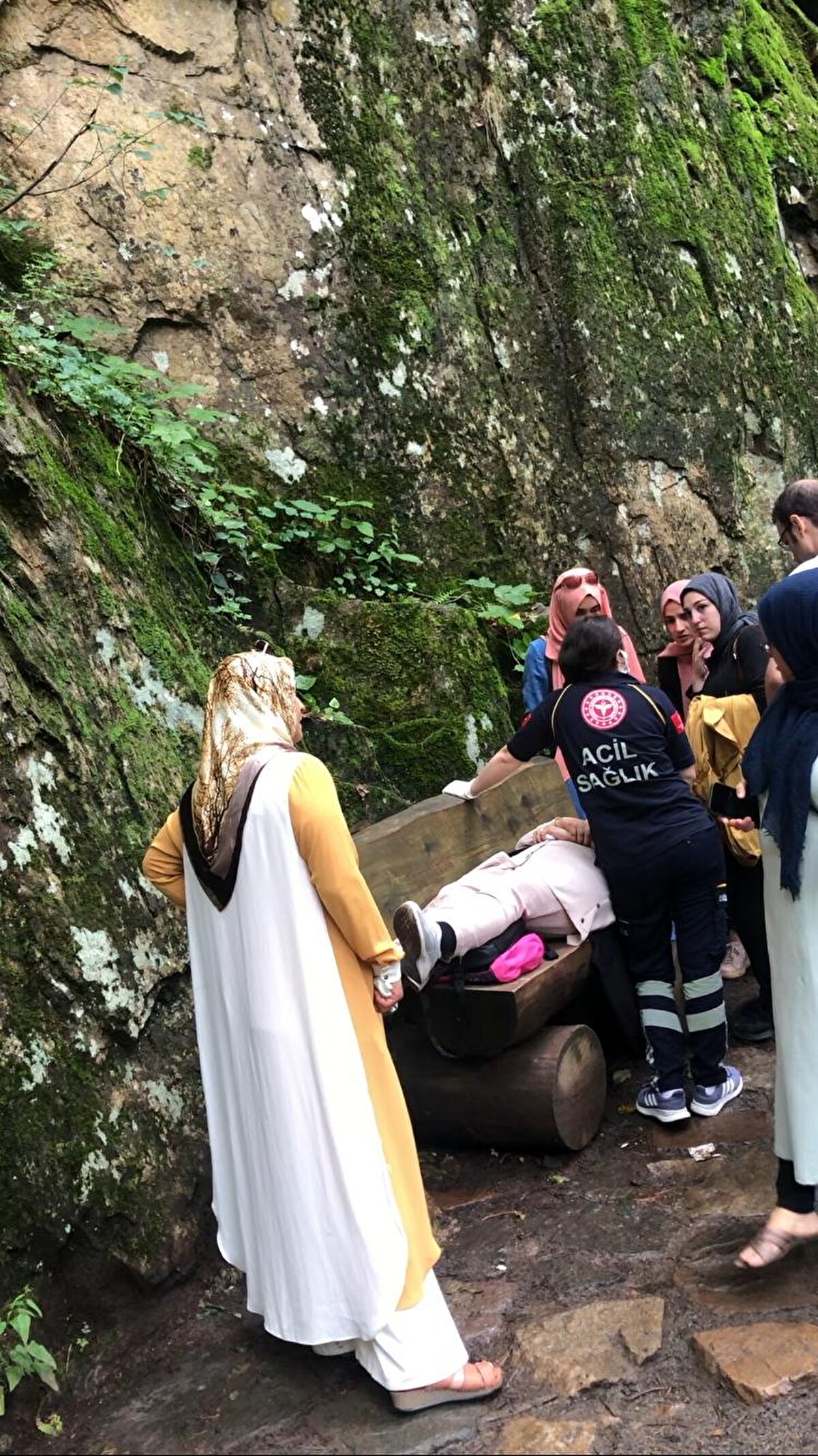 Yaralılar, ihbarla bölgeye gelen sağlık görevlilerinin ilk müdahalesinin ardından sedyeyle yola taşındı. Ambulansla hastaneye kaldırılan yaralılar, tedaviye alındı.<br><br>