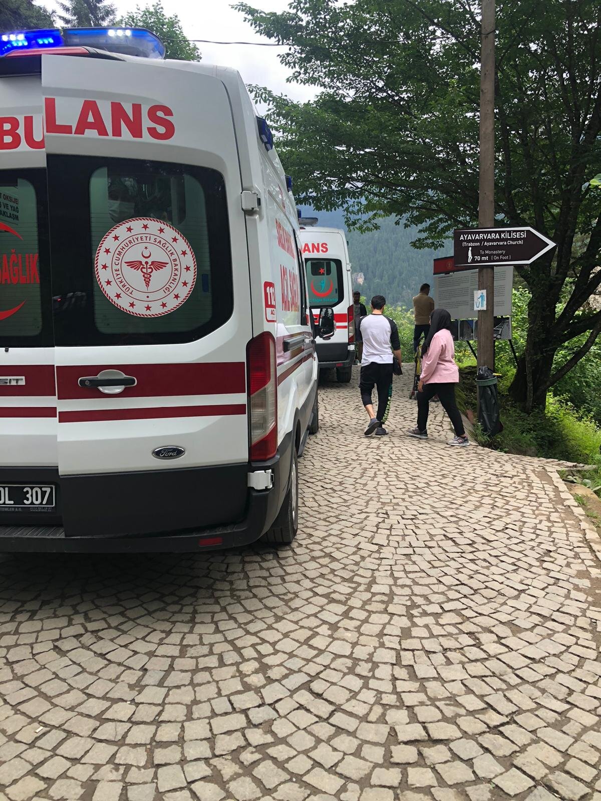 Yaklaşık 300 metre yükseklikteki ormanda kayaların oyulmasıyla yapılan Sümela Manastırı, halk arasında 'Meryem Ana' adıyla da biliniyor. Hakkında çeşitli rivayetler de bulunan ve kuruluşu bilimsel verilere göre, 13'üncü yüzyıla uzanan tarihi manastırda, hizmet birimleri, misafirhane, mutfak ve ayazmanın dışında toplam 72 oda bulunuyor.