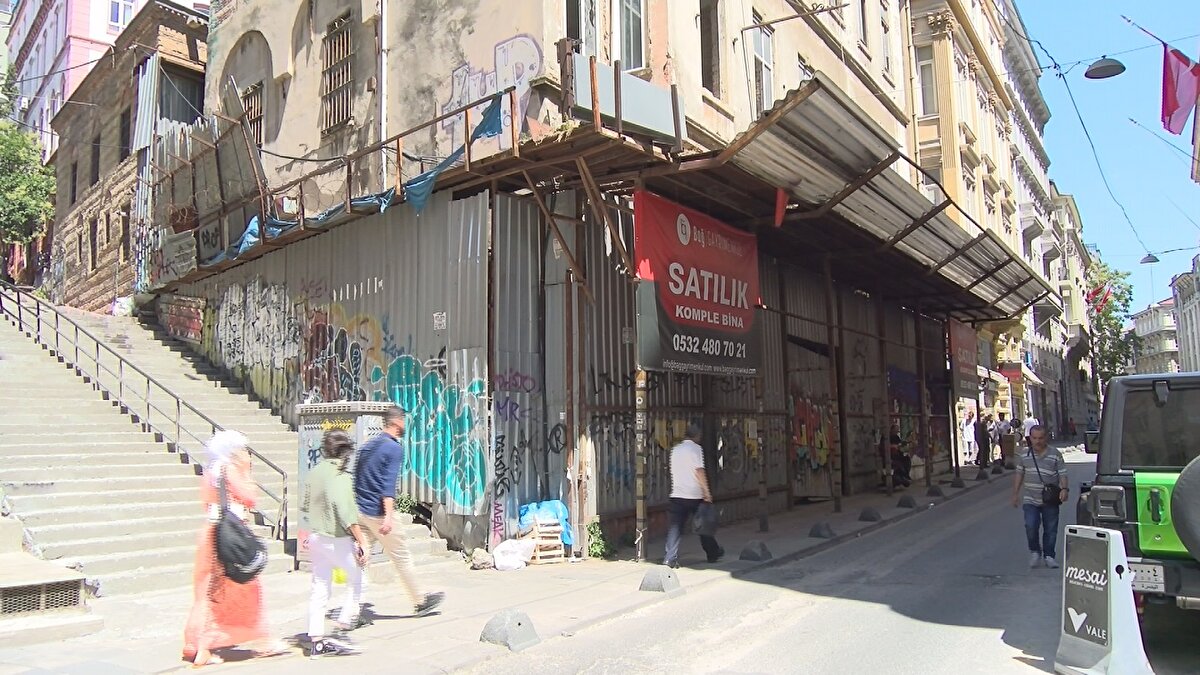 Galata'daki Cenevizlilerin idarecisi olan Montani de Marinis'in sarayı olarak 1314 yılında inşa edilen Podesta Sarayı, 1315 yılında yanınca, 1316 yılında yeniden inşa edildi. Eski binayı kısmen kullanarak yeniden inşa edilen bu binanın ön cephesi 19'uncu yüzyılda imar faaliyetleri nedeniyle 5 metre kadar kesildi. Eski ve görkemli cephesini kaybeden sarayı, 15 yıl önce Beyoğlu Güzelleştirme ve Koruma Derneği Başkanı Nizam Hışım satın aldı. 14 ve 19'uncu yüzyılın mimarisini bir arada bulunduran, İstanbul'un önemli yapılarından olan bu sarayın parçaları da zamanla hırsızların hedefi haline geldi. Nizam Hışım, Ceneviz arması da çalınan sarayı  7 milyon dolara satma kararı aldı. 220 metrekare taban oturumu olan 4 katlı saray, yeni alıcısını bekliyor.  