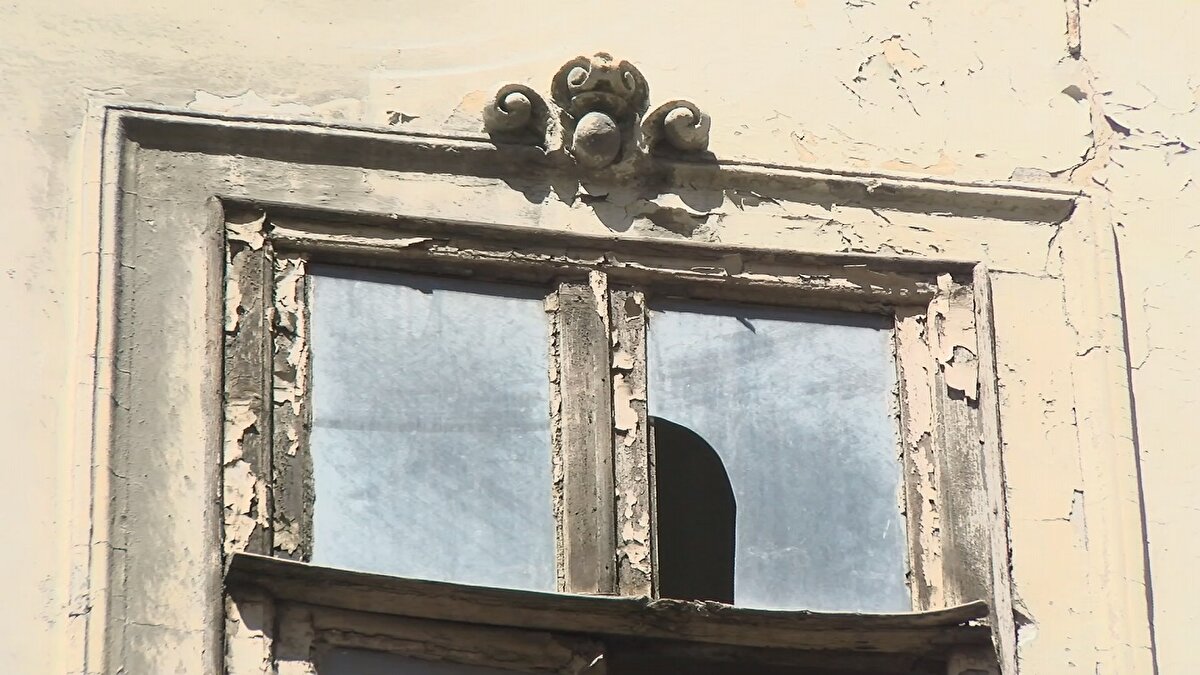 BU BİNALARIN KÜLTÜR SANAT MERKEZİ YAPILMASI KATKI SAĞLAYACAKTIR <br><br>15 yıl önce binayı satın alan Beyoğlu Güzelleştirme ve Koruma Derneği Başkanı Nizam Hışım, Podesta Sarayı'nın sadece İstanbul'un değil, dünyanın ender olan iki binasından biri olduğunu vurguladı.   Hışım, "Maalesef bizdeki korumacılık anlayışı yüzünden satıyorum. 10 senedir biz mahkemeliktik ve bu nedenle bıktım. Onun için satıyorum. Fiyatı 7 milyon dolar. Satmayı pek istemiyorum. Beyoğlu'nda bu tür binaların alınıp, kültür sanat merkezi yapılması, müze yapılması, atölye yapılması, Beyoğlu'nun gelişimine çok büyük katkı sağlayacaktır" dedi.  