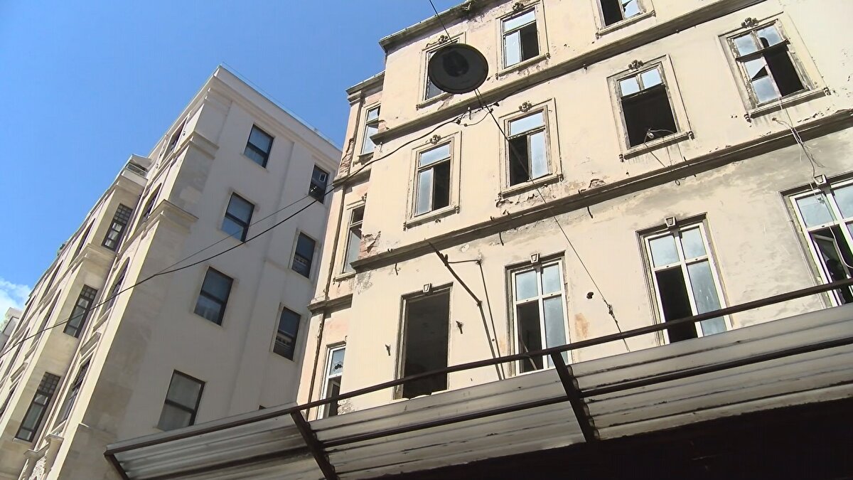 RESTORASYONU İÇİN 2 MİLYON DOLAR GEREKEBİLİR <br><br>Binanın zaman içinde parçalarının çalındığını anlatan Hışım, "Bu bina tinerciler tarafından yakıldı. İçindeki trabzanlar çalındı. En sonunda çok değerli olan Ceneviz armasını çaldılar. Bizim bunları rölöve ve restitüsyon yaptığımız için bunlar orijinal şeklinde yapamasak da, replikasını yapabileceğiz. İstanbul Büyükşehir Belediyesi'nden şunu rica ediyorum. İstanbul'da çok güzel binaların dış cephelerini sponsor oluyorlar ve yapıyorlar. Bunlara harcadıkları paranın dörtte bir parasına burayı alıp İstanbul Müzesi yapmak varken, buralara para harcamaları beni düşündürüyor. Şu anda orijinalliğini koruyup aslına uygun bir şekilee getirmek için 2 milyon dolar harcanır" ifadelerini kullandı.  