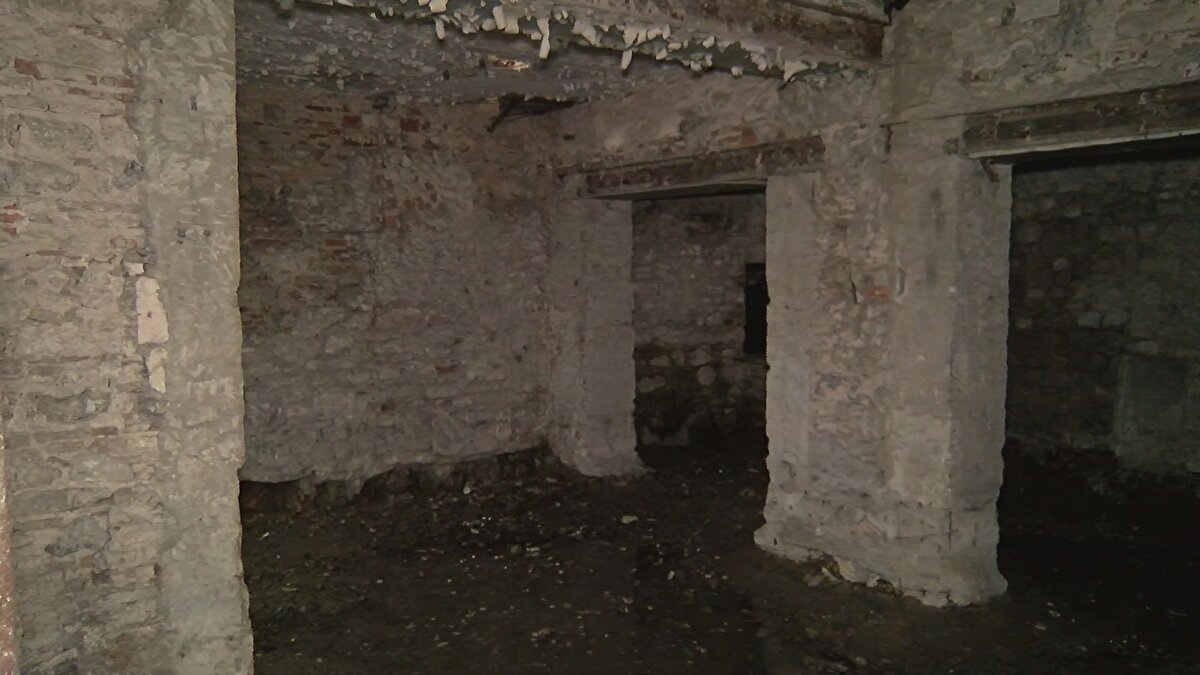 <br>"YAPININ DEĞERİNİ BİLEN BİR ALICI OLMASI LAZIM" <br><br>7 milyon dolardan satışa çıkarılan Podesta Sarayı'nın yeni alıcısının değer bilmesi gerektiğini de belirten Hışım, "Yeni alıcısı biraz bu binanın gerçek değerini bilen bir alıcı olması lazım. Kültüre, sanata, tarihe ilgisi olması lazım. İstanbul'u sevmesi lazım. Bu bir dünya mirası. Kamuda İstanbul Büyükşehir Belediyesi, Kültür ve Turizm Bakanlığı bu işe bir el atıp bunu ülkemize kazandırmasını dilerim" dedi. 