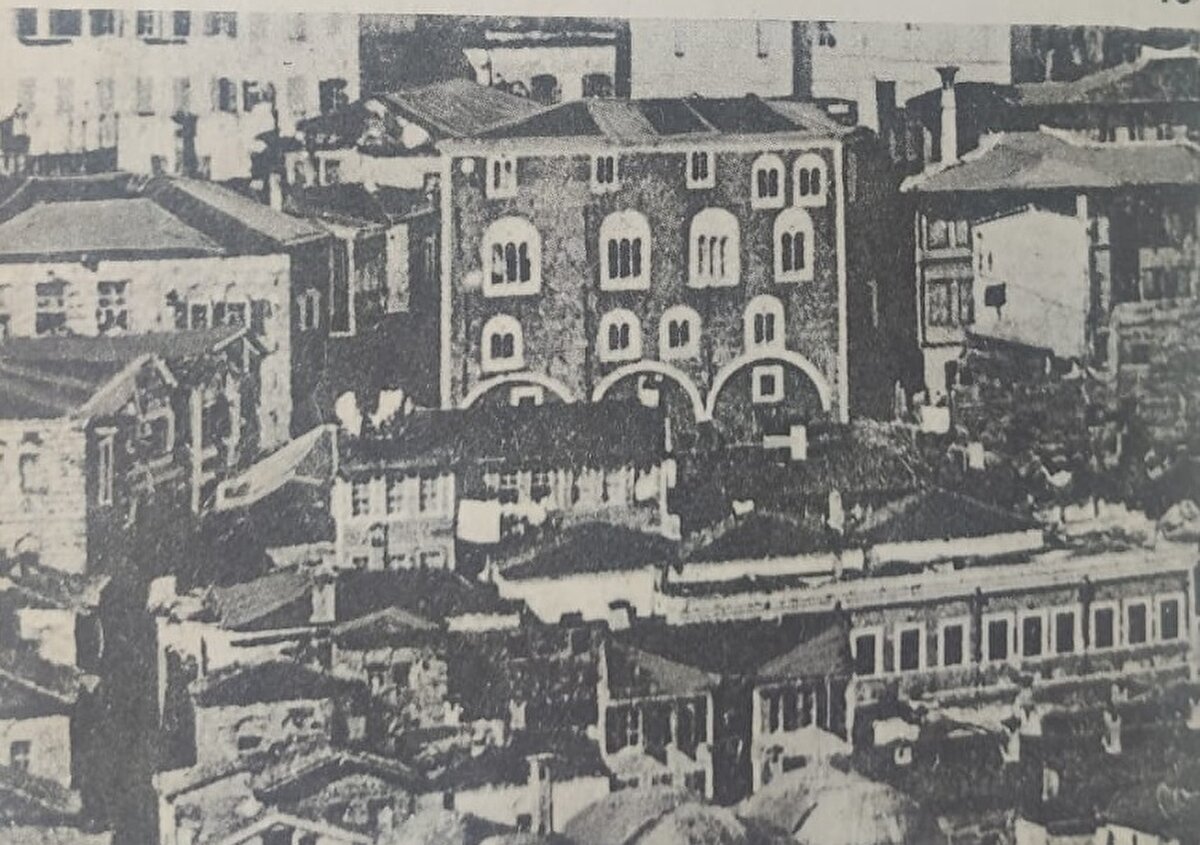 GÖRKEMLİ CEPHESİ KAYBOLDU <br><br>Mimar Sinan Güzel Sanatlar Üniversitesi, Sanat Tarihi Bölümü Öğretim Görevlisi Hayri Fehmi Yılmaz Podesta Sarayı ile ilgili, "Bu yapı İstanbul'da sivil mimarinin, konut mimarisinin, saray mimarisinin önemli örneklerinden biri. 13'üncü yüzyıldan itibaren Galata bir Cenova kolonisine dönüştü ve o kolonide yöneticisinin sarayı, Podesta'nın Sarayı olarak anıldı. 13'üncü yüzyılın sonlarında bir saray inşa edildi fakat 1315'te bu sarayın yandığını biliyoruz. 1316'da da yenilendi. Muhtemelen eski binayı kısmen kullanarak bu yeni binayı inşa ettiler. Osmanlı Dönemi'nde de Cenevizlilerin, cemaat topluluğunun işlerinin idare edildiği bir merkez olarak kullanıldı. Sonra bu kagir yapı bir hana dönüştü. Osmanlı Devleti 19'uncu yüzyılda imar faaliyetleri hızla gelişince, şehirde daha geniş caddeler yapmaya çalışırken, Galata da imar faaliyetlerinden birine biraz kurban gitti. Cephesi 5 metre kadar kesildi. Bu eski görkemli cephesini maalesef kaybetti ama yine de kentimiz için çok önemlidir" şeklinde konuştu. 