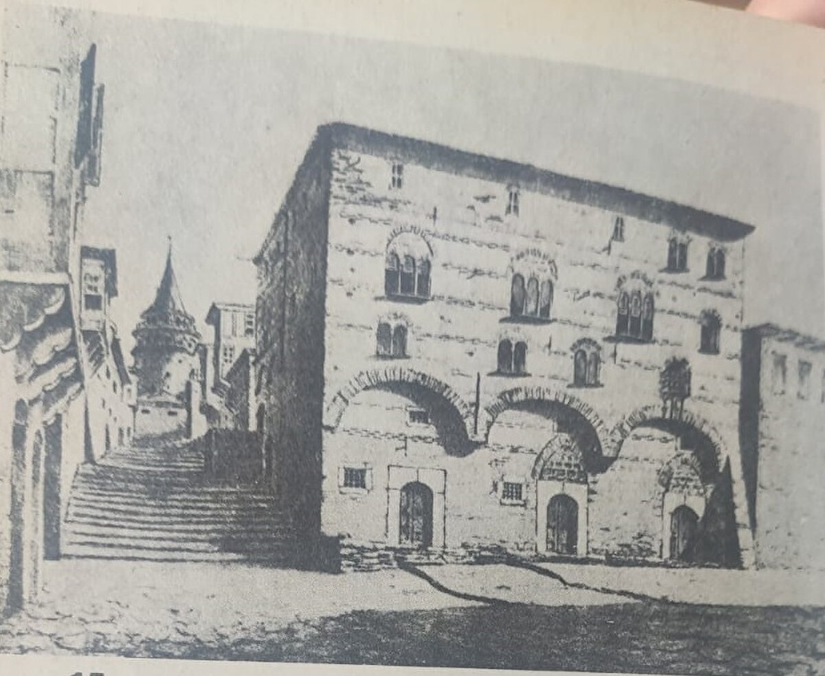 <br>ARKA BÖLÜMÜ 14'ÜNCÜ YÜZYIL, ÖN CEPHESİ 19'UNCU YÜZYIL  <br><br>Yılmaz, "Bugünkü yapının asıl bölümü, arkadaki kısmı 14'üncü yüzyıla aittir. Ön cephesi ise 19'uncu yüzyıldır ve 1870'lerde inşa edilmiştir. Yine de İstanbul mimarisi için çok önemli. Yarısı Osmanlı yarısı Bizans Devri'nde inşa edilmiş bir hatıra olarak Türkiye ile İtalya'yı birbirine bağlayan çok özel bir yapıdır. Bir han olduğu için özel mülk ama gönül ister ki İstanbul için, Galata için bir müzeye dönüşse çok keyifli bir şey olurdu" dedi.  