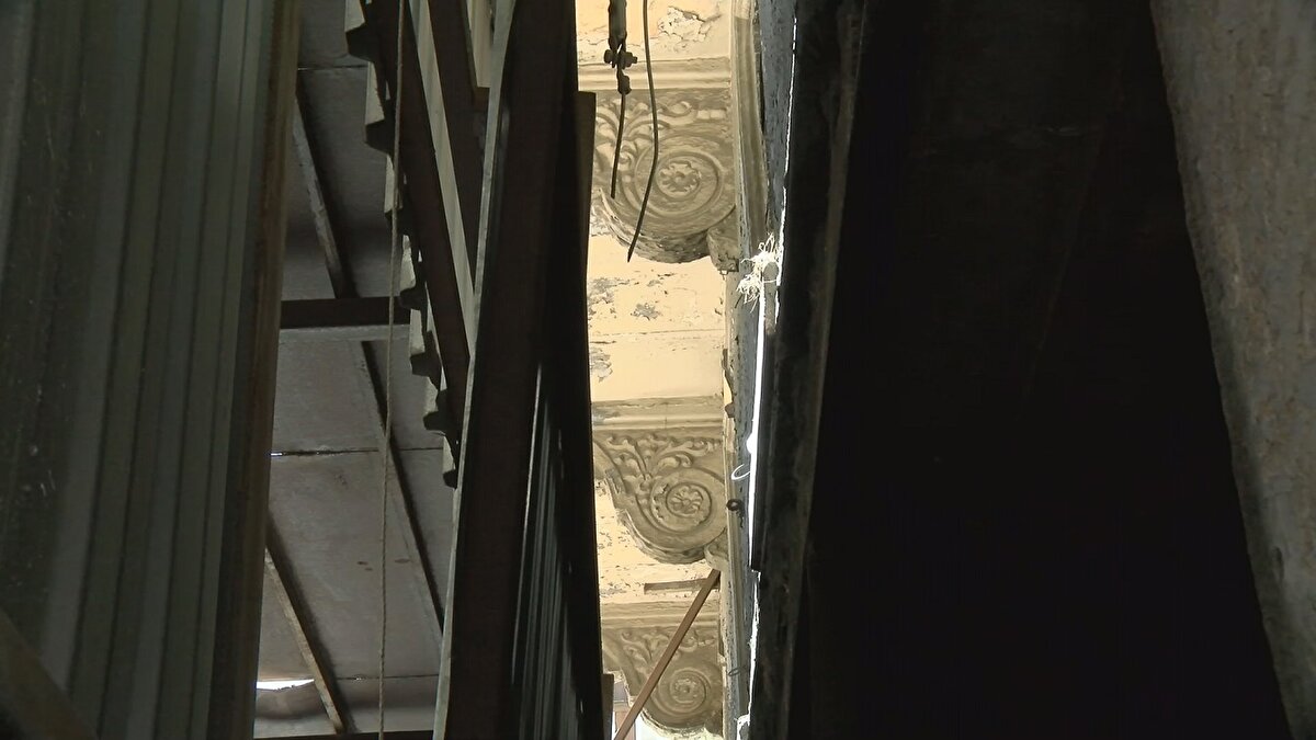 Yılmaz, "Galata-Beyoğlu yerleşiminin tarihini anlatan müthiş bir hatıra. Bugünkü cephe de 19'uncu yüzyıldır ve o da korunması gereken bir kültür varlığı. Neticede herhalde restore edilirse kentimize her ihtimalle müthiş bir hediye olacaktır" ifadelerini kullandı