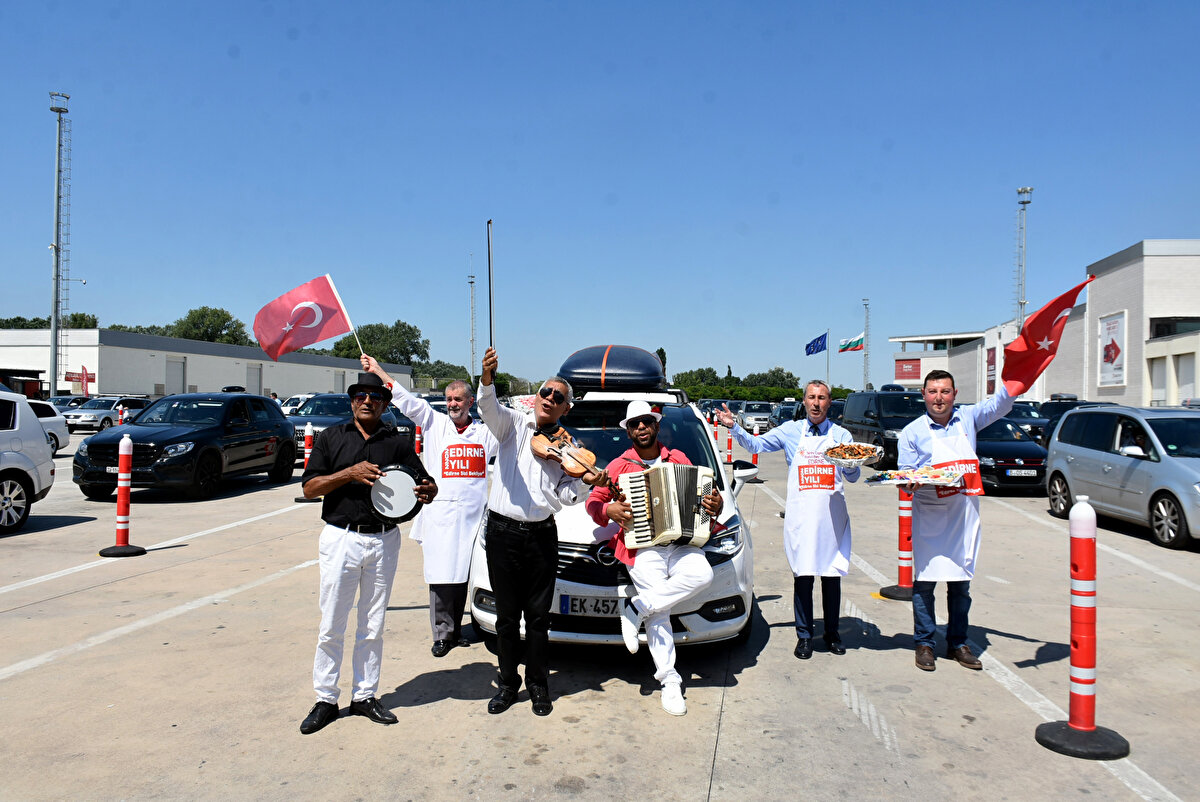 Avrupa'da yaşayan gurbetçiler, yaz tatili dönemi ile birlikte Edirne'deki sınır kapılarından Türkiye'ye gelmeye başladı. Gurbetçilerin yoğun olarak kullandığı Kapıkule Sınır Kapısı'nda, zaman zaman uzun kuyruklar oluştuğu görüldü. 