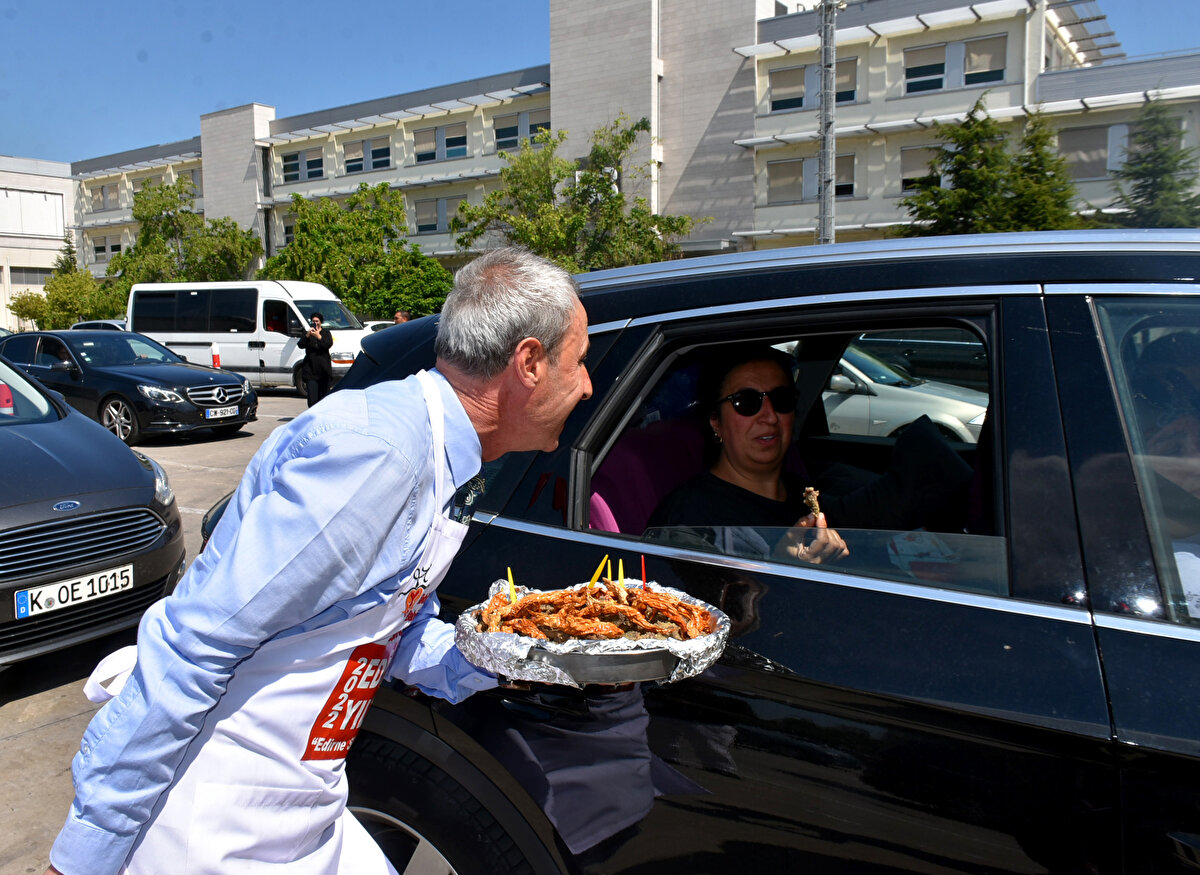 Doğan, "Sonunda Türkiye'ye ulaştık, duygularımız anlatılmaz, yaşanması lazım. Böyle karşılanınca çok duygulandık. Yollar biraz kalabalıktı. Halen yolda gelenler var, akın akın geliyoruz" dedi. İsveç'ten gelen Mehmet Kale ise ailelerine kavuşacakları için çok heyecanlı olduklarını belirterek "Yolculuğumuz çok iyiydi, pek sıkıntı yaşamadık. Vatana gelmek çok güzel, duygularımızı anlatmak çok zor. Ailemize kavuşacağımız için çok heyecanlıyız" diye konuştu.