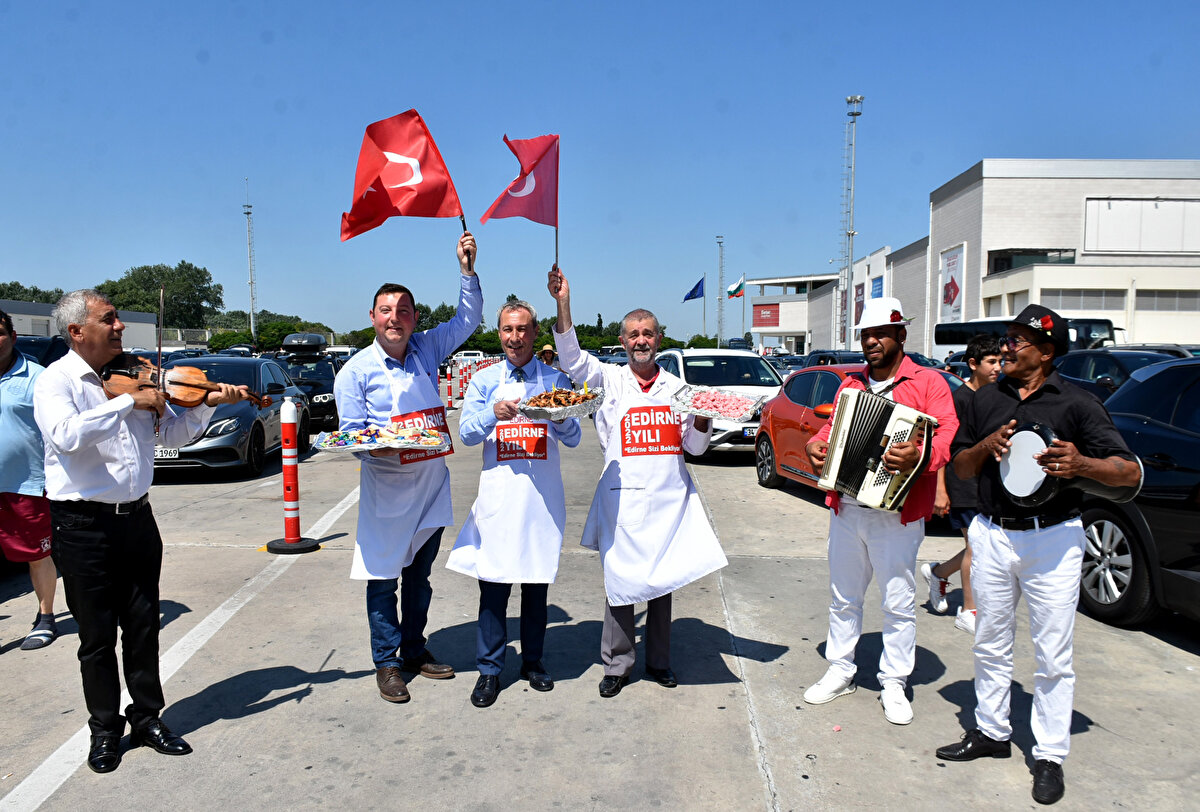 Gurbetçiler, Türkiye tarafında sıkıntı yaşamadıklarını ancak Bulgaristan ile Sırbistan'daki geçişlerin sorunlu olduğunu dile getirdi. Edirne Valiliği de son 24 saatte Kapıkule'de rekor araç ve yolcu girişi yaşandığını açıkladı. 