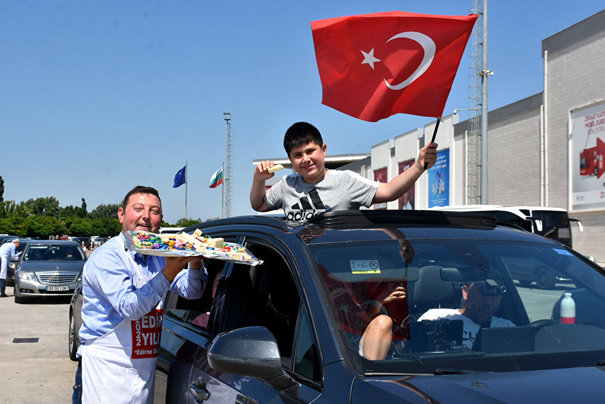  Buna göre, 16 Temmuz 2022'de Kapıkule Sınır Kapısı'ndan 8 bin 358 araç geçti ve 35 bin 887 yolcu giriş işlemi yaptırdı. Trakya Gümrük ve Dış Ticaret Bölge Müdürlüğü yetkilileri ise yoğunluğu azaltmak için hem peron hem de personel sayısını arttırdı.