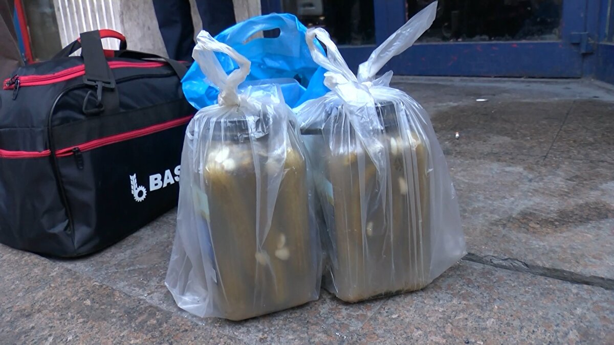 Otobüs firması çalışanı Kadir Kaymaz, "Şu anda bayram sonrası dönüşler başladı. Bu yoğunluk bayram sebebiyle. Şu anda gidiş yok fakat dönüşler var. Çok yoğundu. Kimse şikayet etmesin herkes seyahat edebiliyor" ifadelerini kullandı. Şahin Genç, "Buradan Kars'a gittik. Kurbanımızı kestik. Sadece gidişte herkes aynı anda çıktığı için biraz trafik oldu" dedi. Harun Çiçek, "Peynir, ekmek getirdik. Burada pahalı olduğu için Kurtalan'dan getirdik. Yolcuğumuz bir gün sürdü" dedi. Ali Fikri Özdemir, "Köy yumurtasını Samsun Bafra'dan getirdik. İyi olduğu için oradan aldık. Tatilimiz bitti, pazartesi iş başı yapacağız" ifadelerini kullandı.