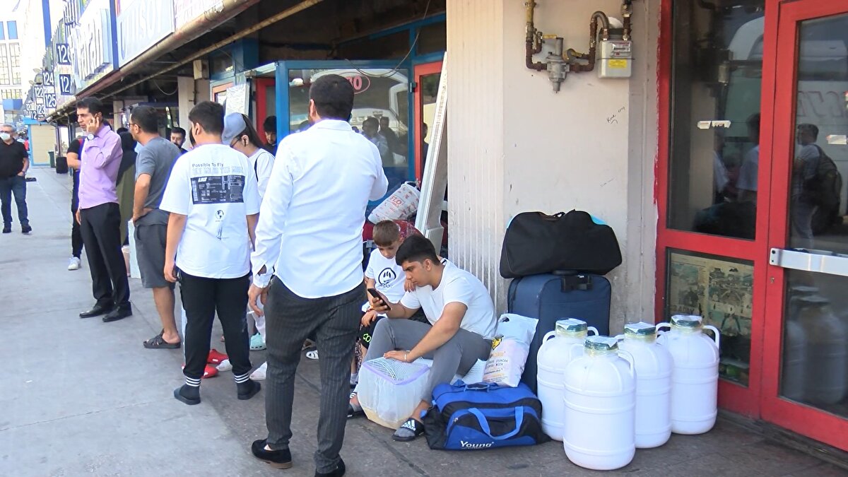 Memleketine gidenler yanlarında erzak kolileri geldi. Yolcular ve otobüs firmaları yetkilileri bayramın iyi geçtiğini ifade etti.