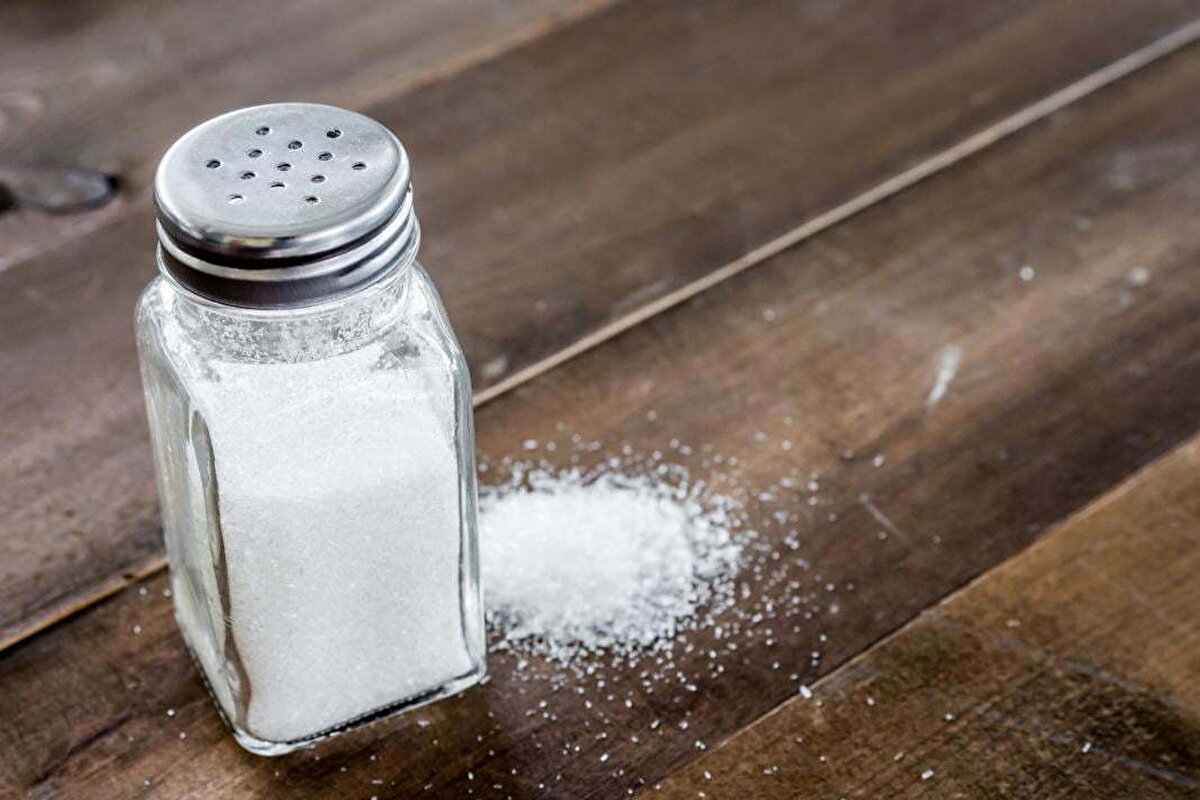 Dr. Lu Qi, “Bu çalışma, sodyum alımıyla ilgili çok özel bir davranışı ele aldı” derken, "Bu, sodyum alımını azaltmak için davranışı uygun bir şekilde değiştirebileceğimiz anlamına geliyor" şeklinde konuştu.<br><br>Araştırmacılar ayrıca potasyumla ilgili bulguya da dikkat çekerken, sebze ve meyve tüketenlerin risklerini azalttığının altını çizdi.